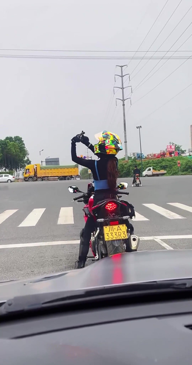 偶遇的女骑士,用骑士通用手势的那一刻,这谁能顶得住!