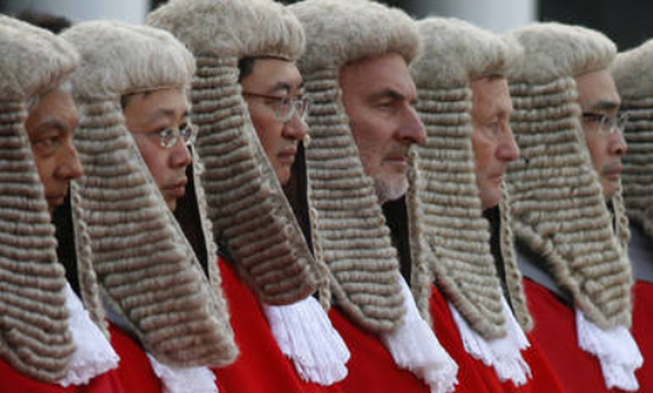 在港剧流行的那个年代,不少人对香港法官的头上的那顶假发还是印象很