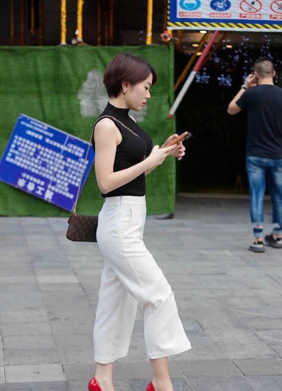 小家碧玉型的女子,黑衣白裤红鞋,靓丽小女人的味道