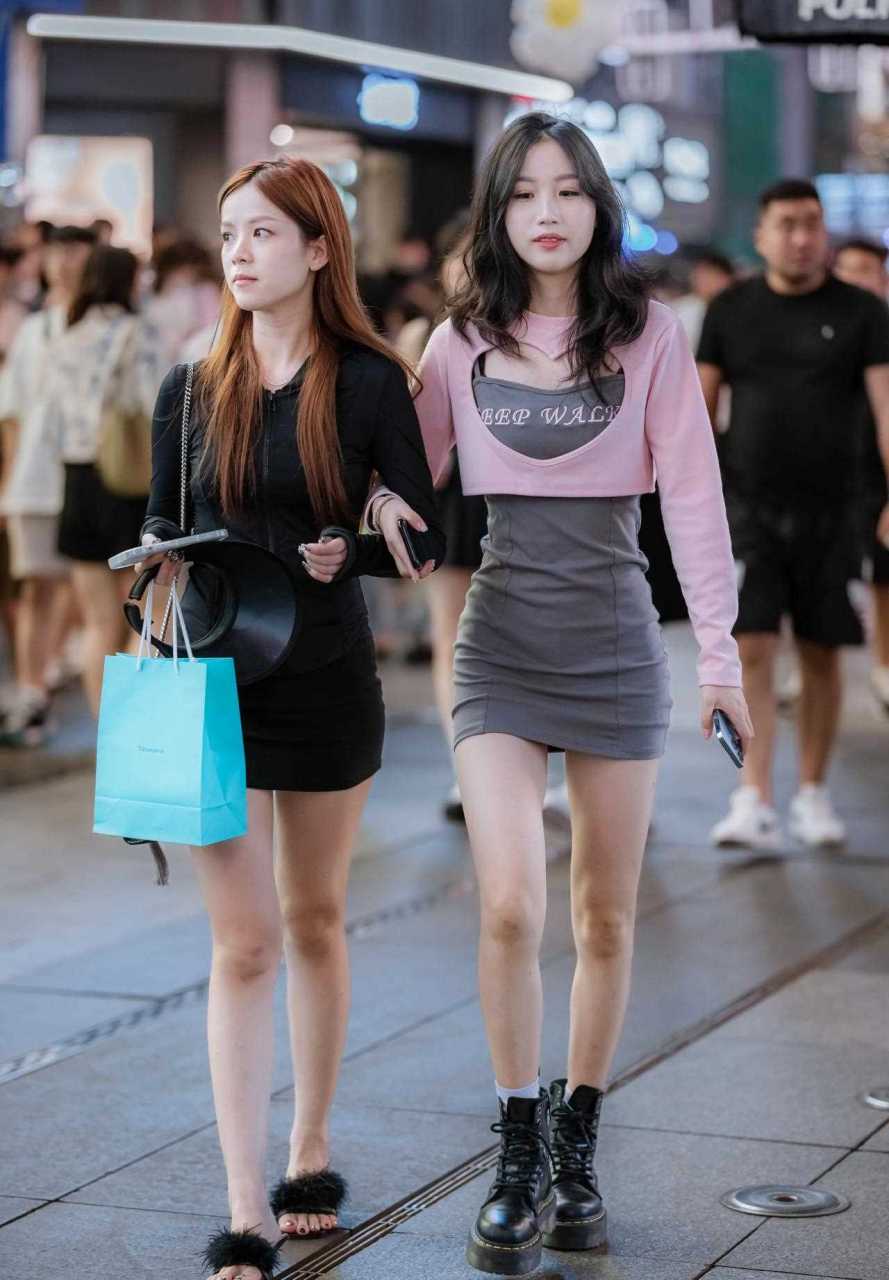 长沙街拍|有些穿搭,总觉得有点别扭,麻麻赖赖,不够圆润,就是不知道