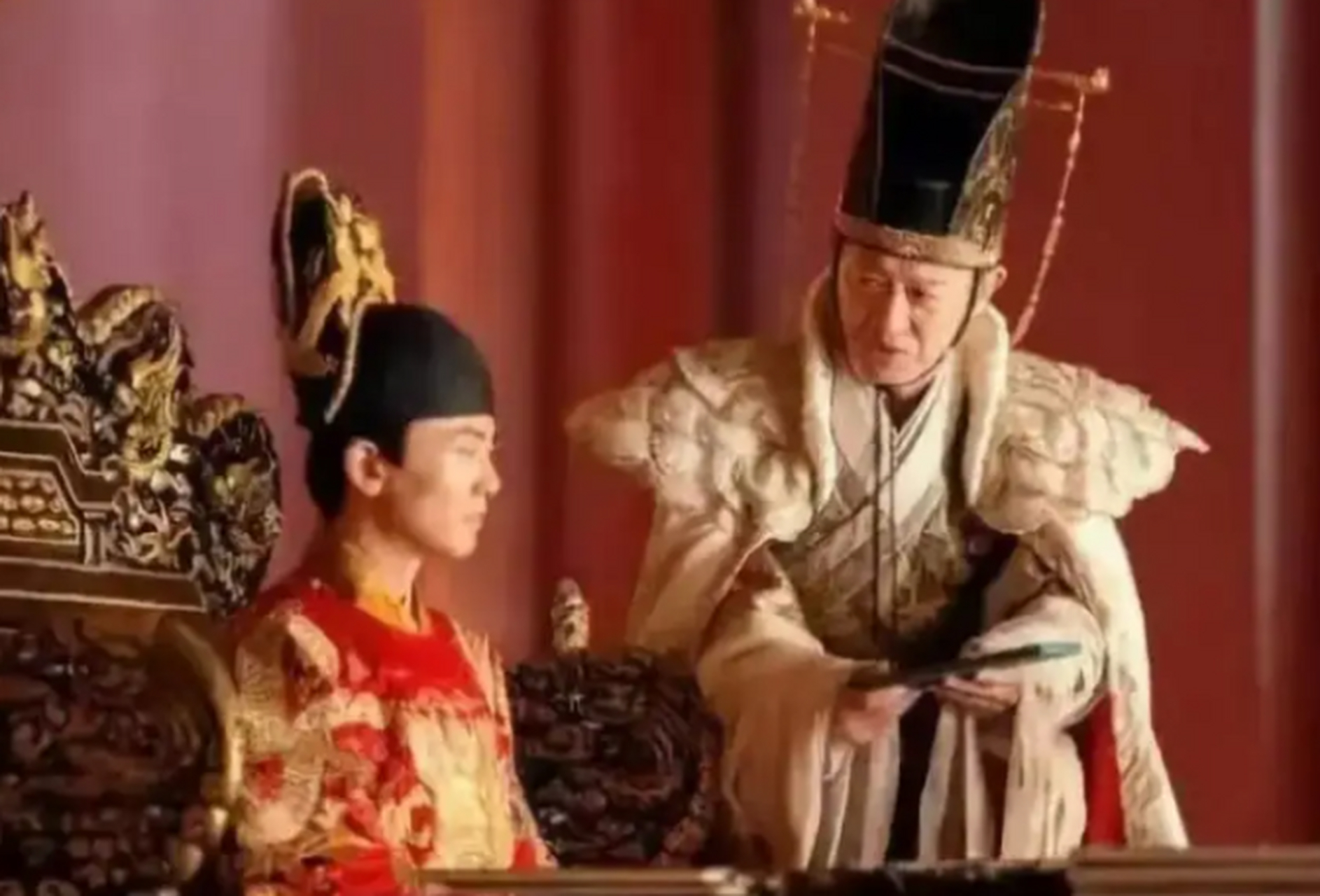 1627年冬,美艳的朱由校乳母客氏被按在凳子上接受鞭刑,在声声惨叫和