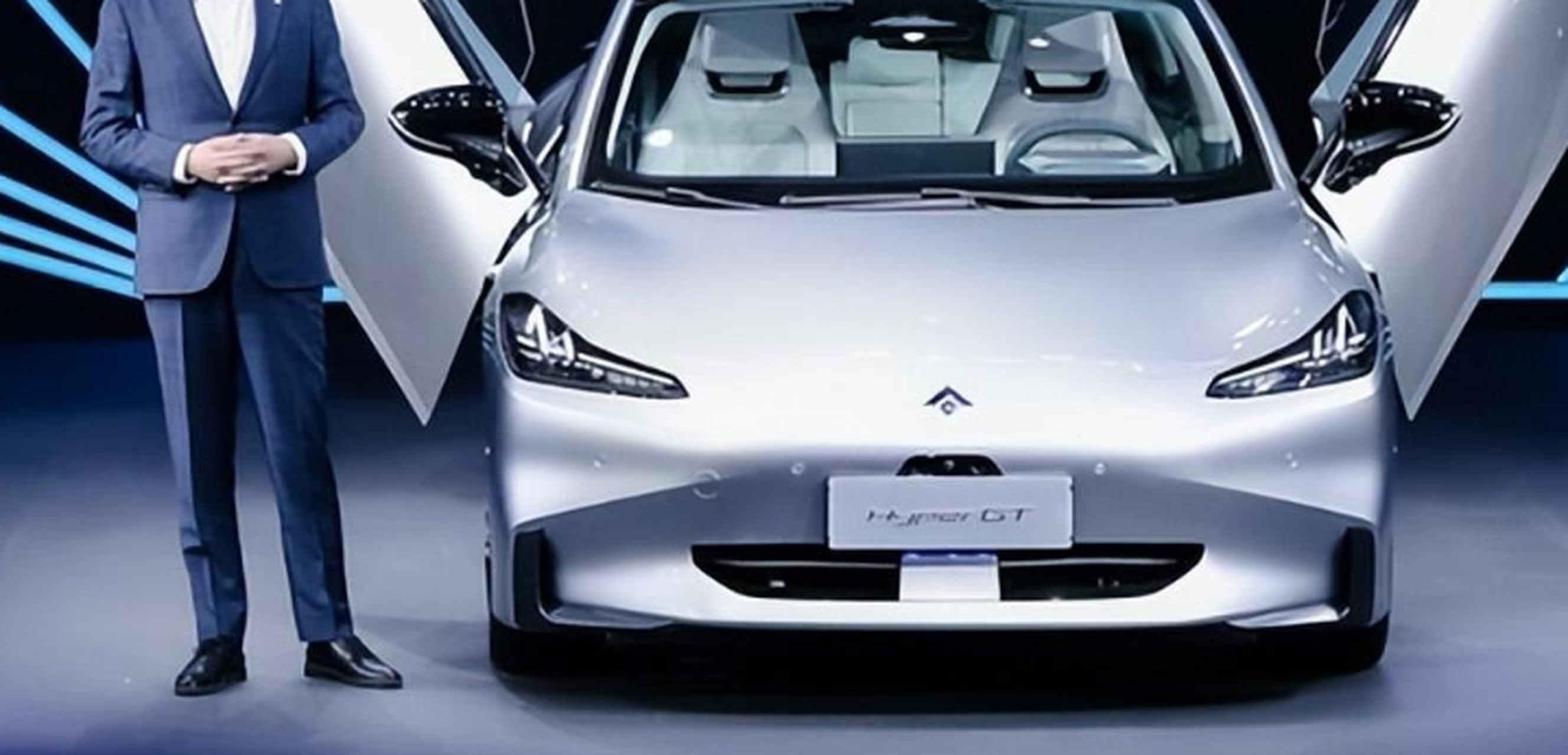 不过个人觉得这个旋翼式车门可能只会出现在顶配车型上,其他版本也许