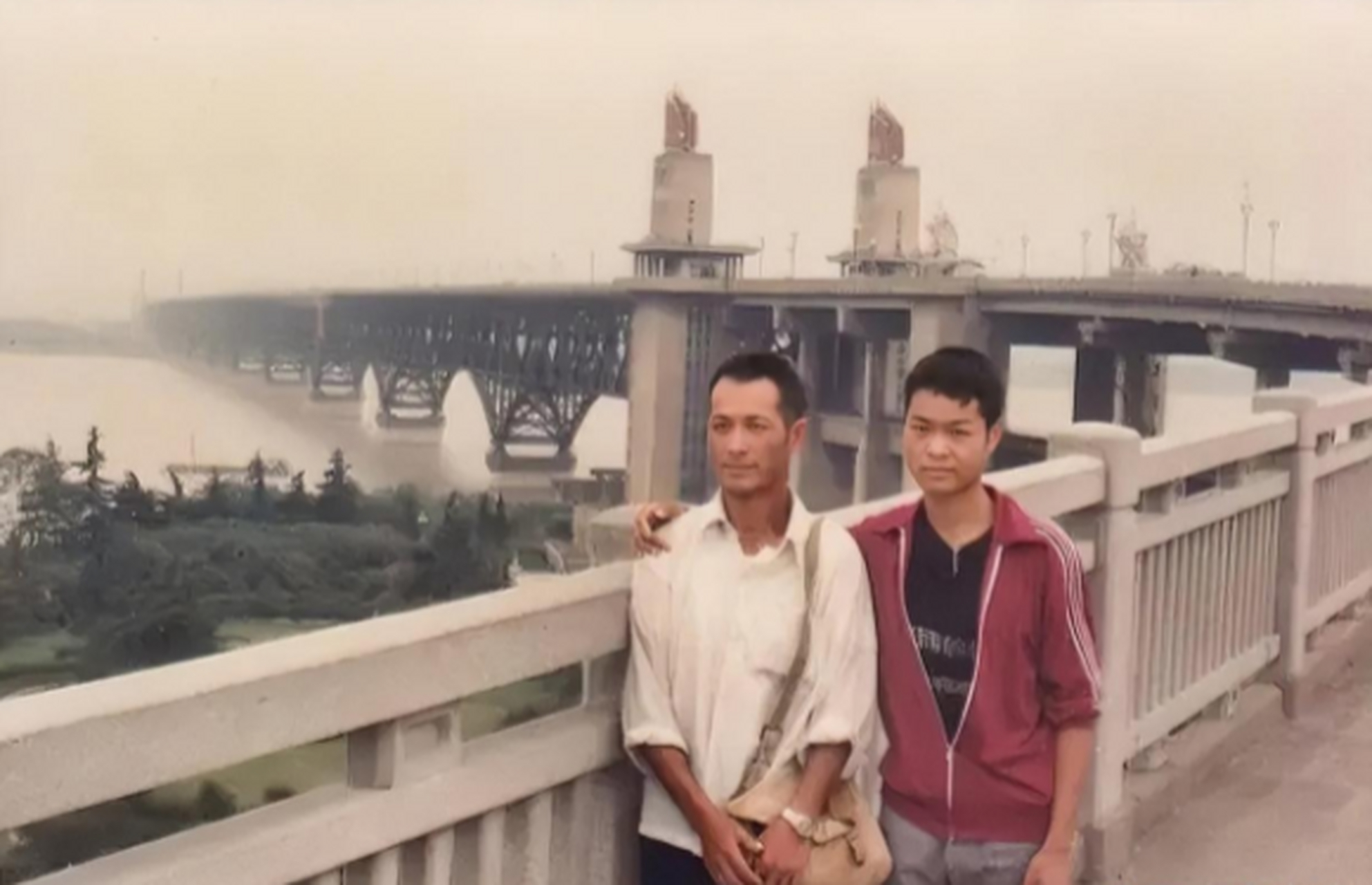 历史老照片: 上世纪九十年代,一对父子在南京长江大桥拍摄的留影.
