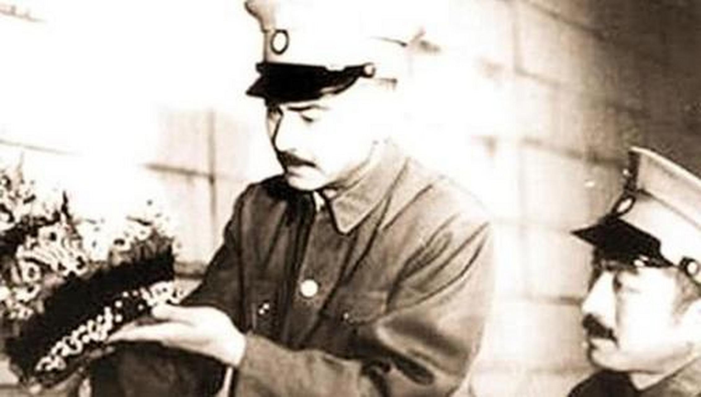 当时,军阀孙殿英便装在茶馆里喝茶.他不小心打碎了茶杯.