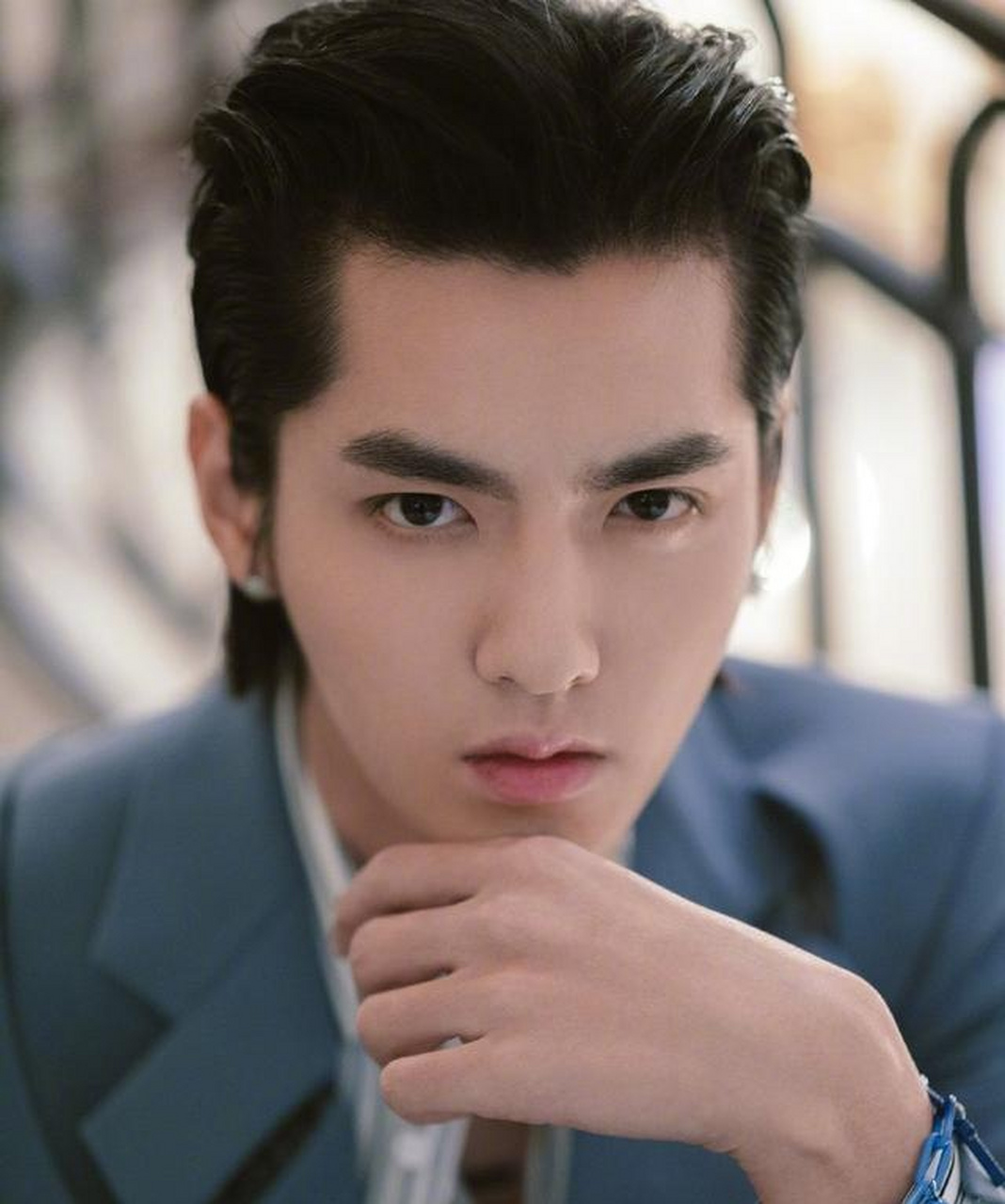 吴亦凡亮相路易威登2020秋冬男装秀场,身着灰蓝色镂空西服套装搭配银