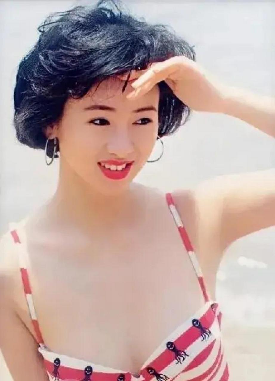 年轻时的翁虹真端庄秀气,美丽动人,大眼睛,长睫毛,鹅蛋脸,气质典雅,艳