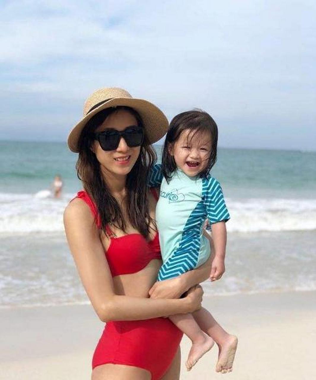 gif创作人# 钟嘉欣独自游泳!