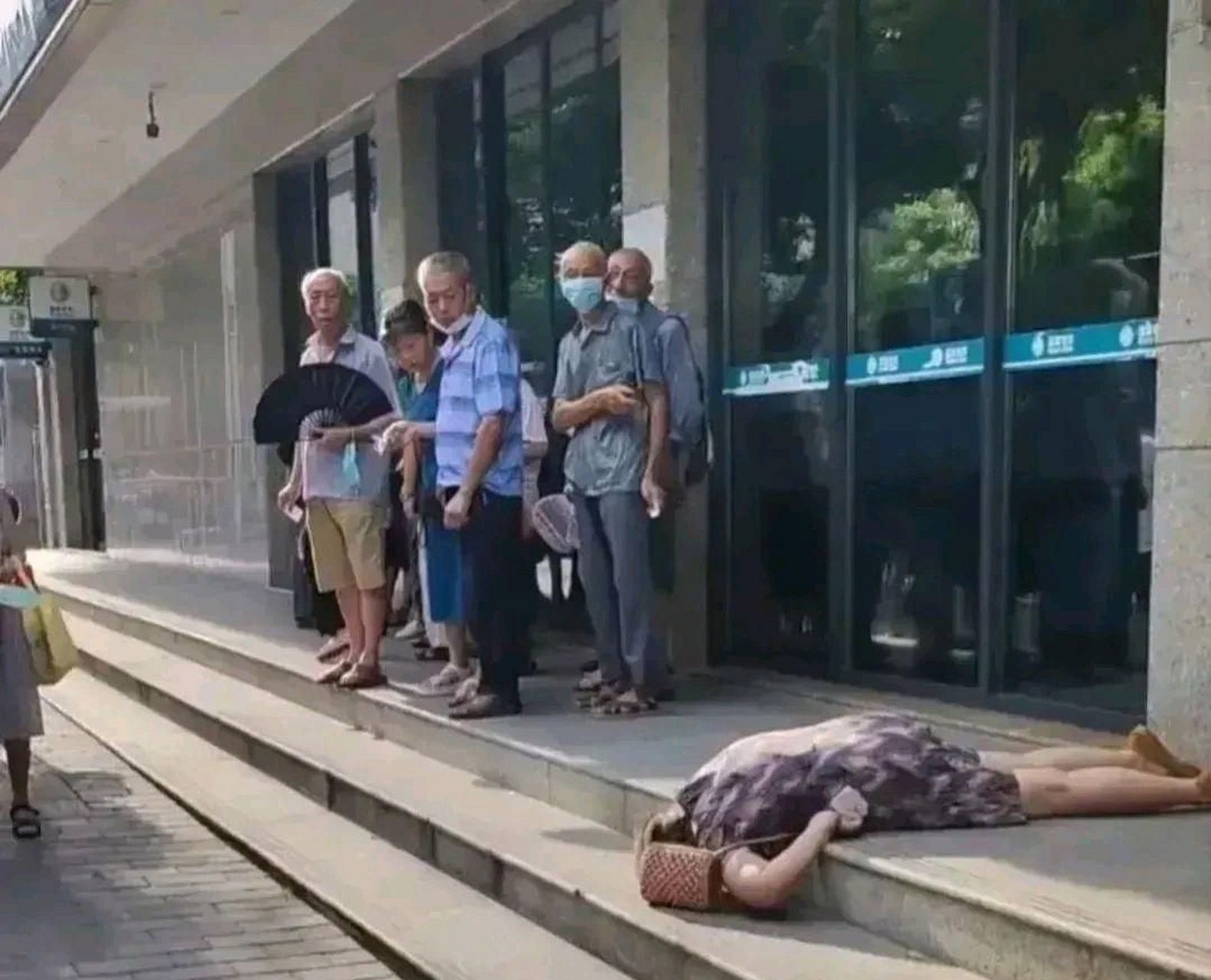 一大群人冷漠的围观,却无人伸出援助之手.