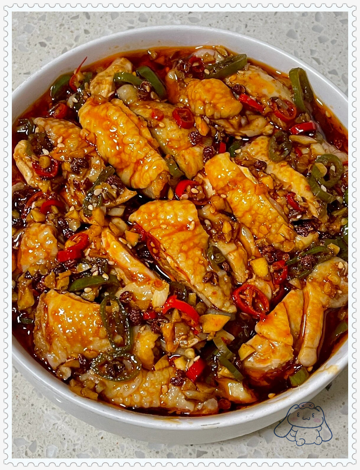 做法: 1 鸡腿去骨洗净,入锅加葱,姜,两勺料酒,煮10分钟后口水鸡水煮鸡