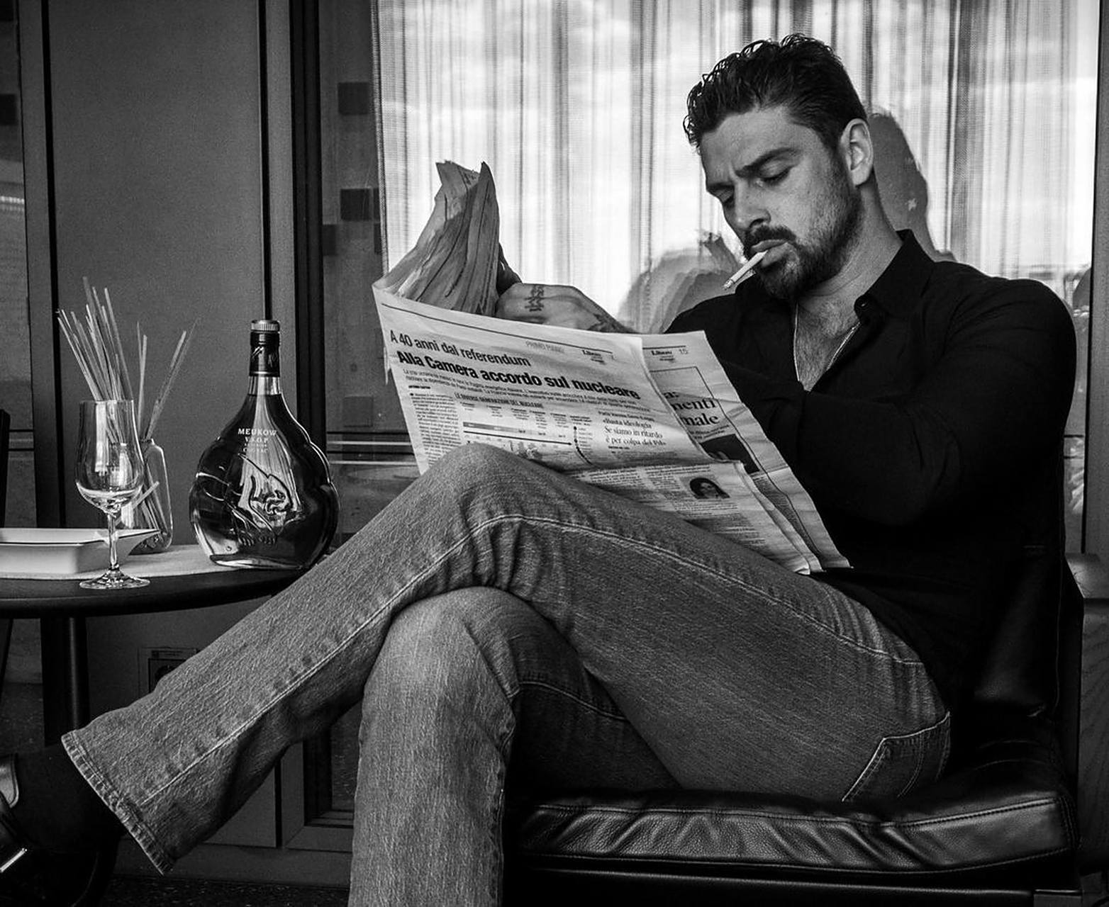 michele morrone 一组新照,现在还有人看报纸吗!