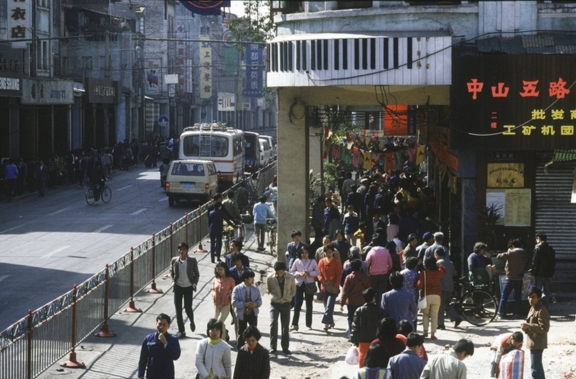 1987年,广州街头人文旧影.