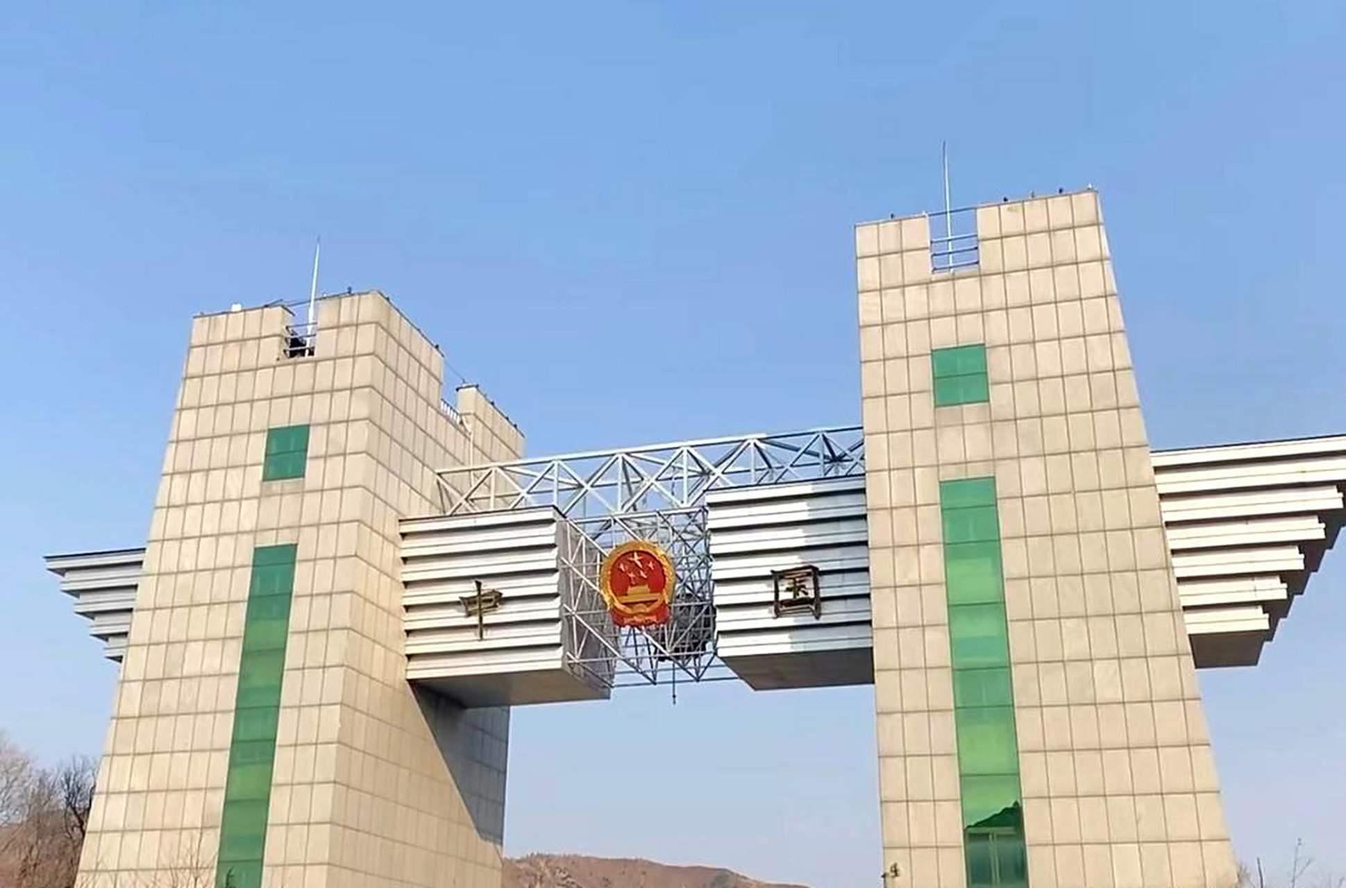 朝鲜和中国的国门都保持低调,不引人注目.