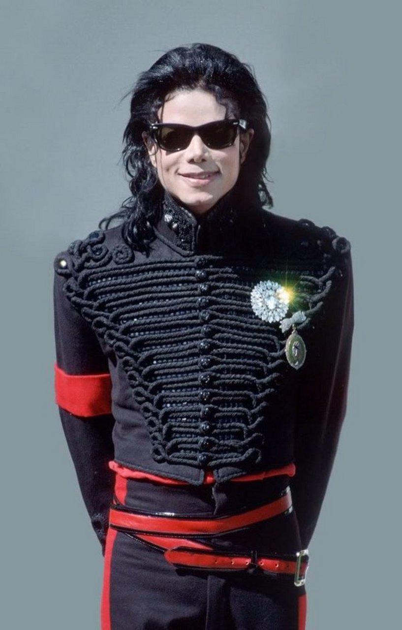 鹿晗张艺兴演唱会相似造型  这种造型是乐坛流行之王michael jackson