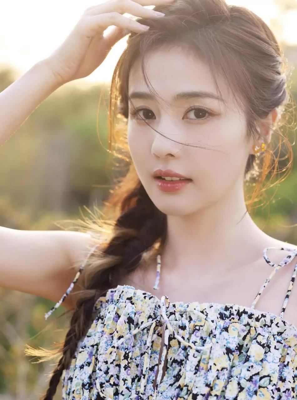 白鹿 吊带碎花裙搭配麻花辫,俏皮小仙女一枚