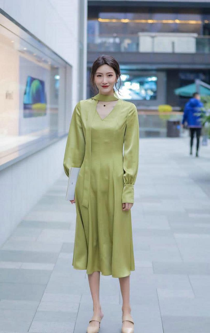 白色连衣裙在夏天非常受欢迎,清爽凉快赋予女生非常清新的气质