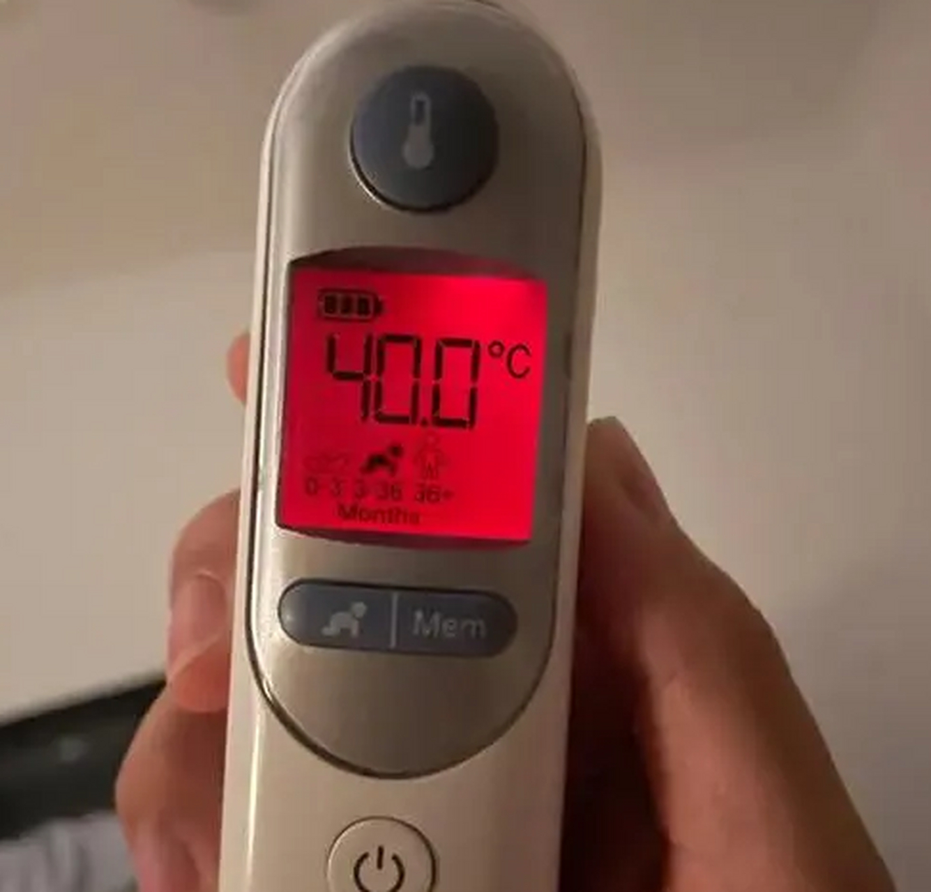 "我家5口人,全都阳了,孩子最高烧40度,都已经烧懵了,太遭殃了,特别是