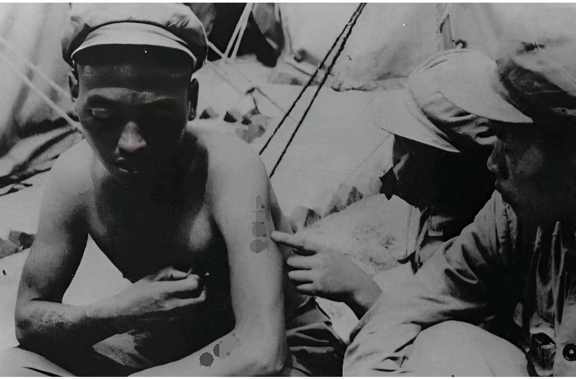 1952年,济州岛的战俘营,一名被俘的志愿军战士,正被人在身上刺字,他的