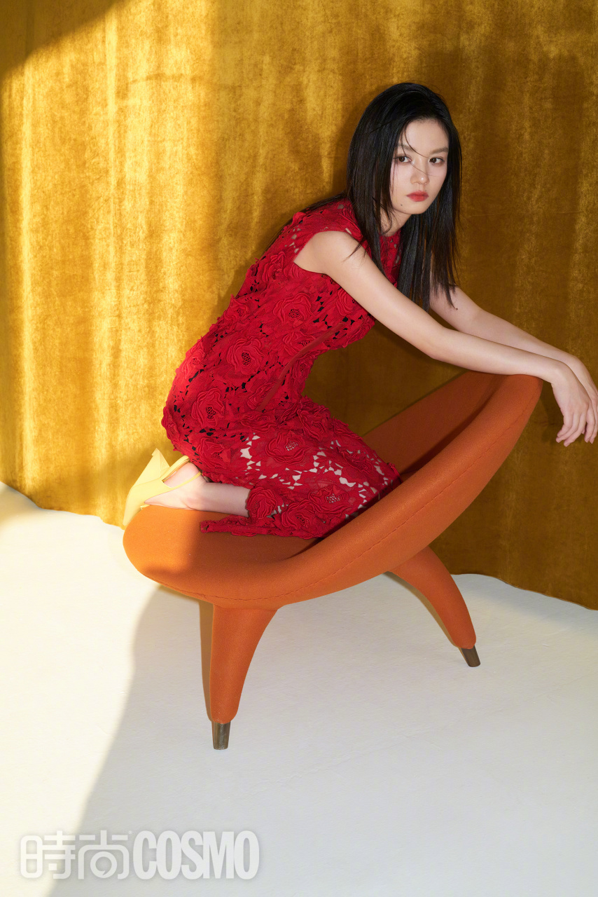 春夏时尚cosmo二月刊封面 萧肃冬日里的,一抹暖色