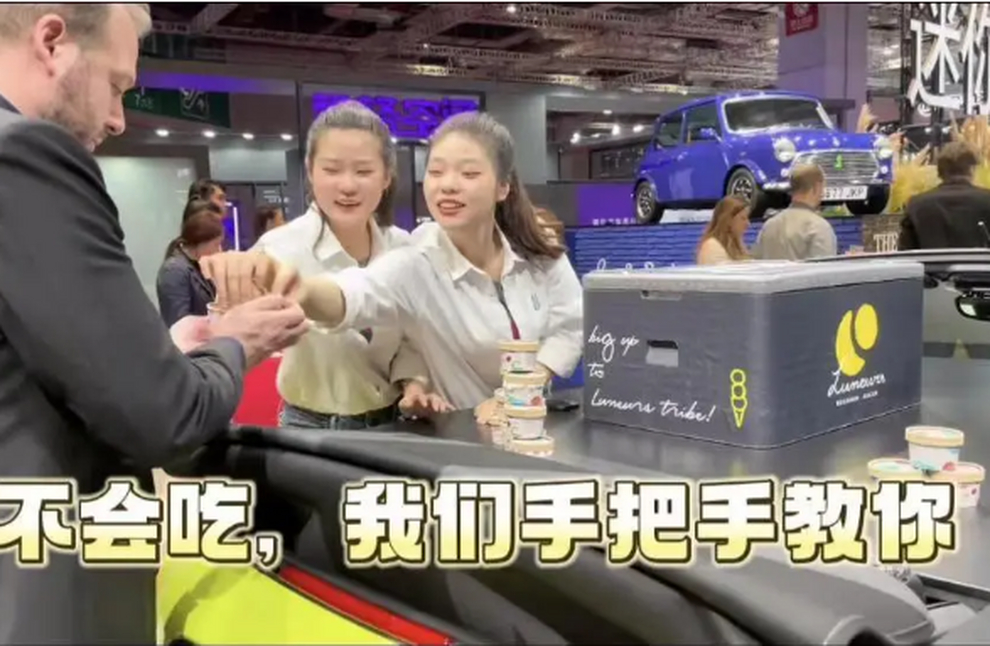 女生身份被扒出,本人回应也难逃背锅】 很多大学生为了节省家里的开销