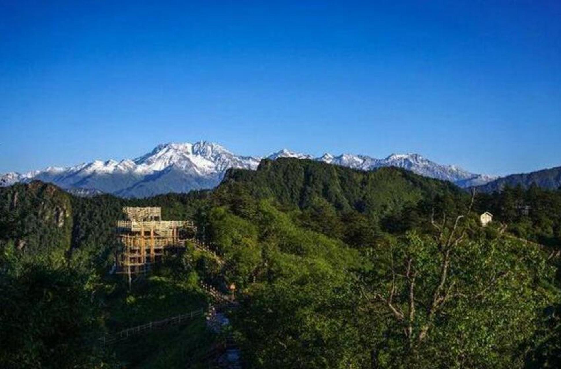 西岭雪山夏季平均温度维持在20度左右,号称"天然大冰箱".