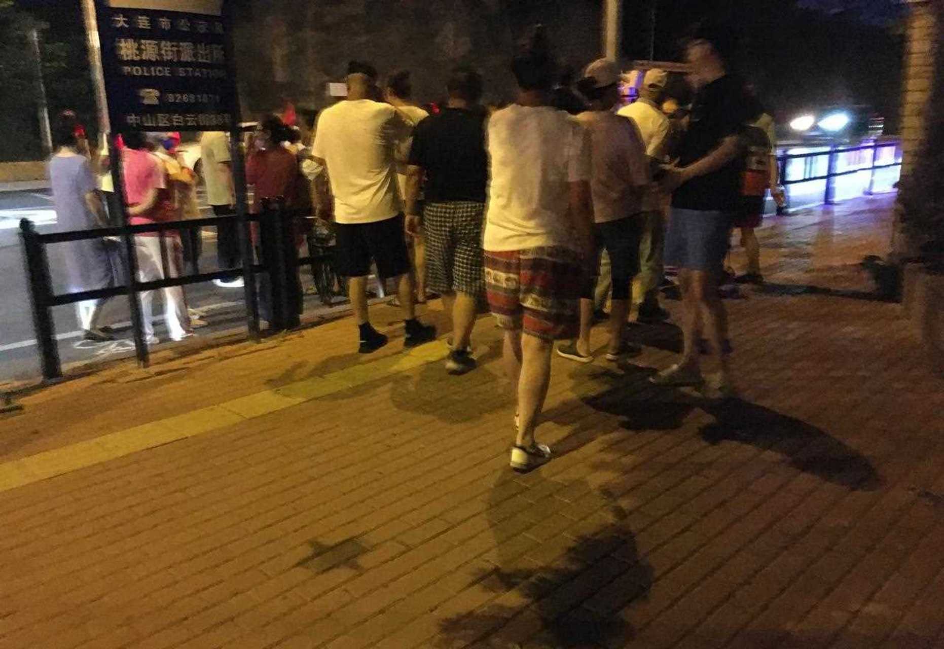 [三哈] 昨天晚上,在路边看到一堆人聚集在那里吵的不可开交……[什么