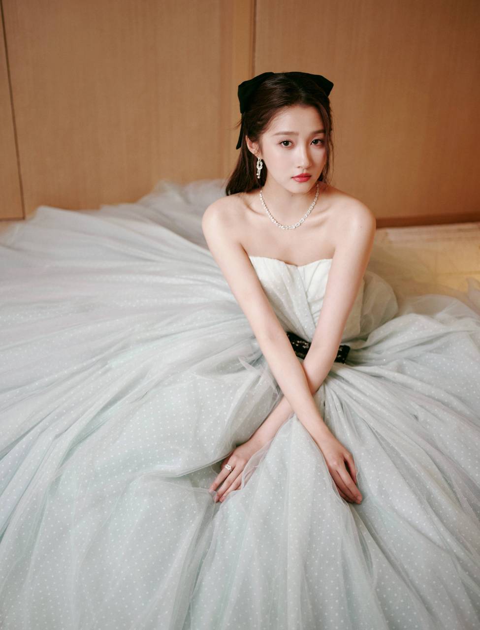 关晓彤白色抹胸裙,超大裙摆梦幻优雅!