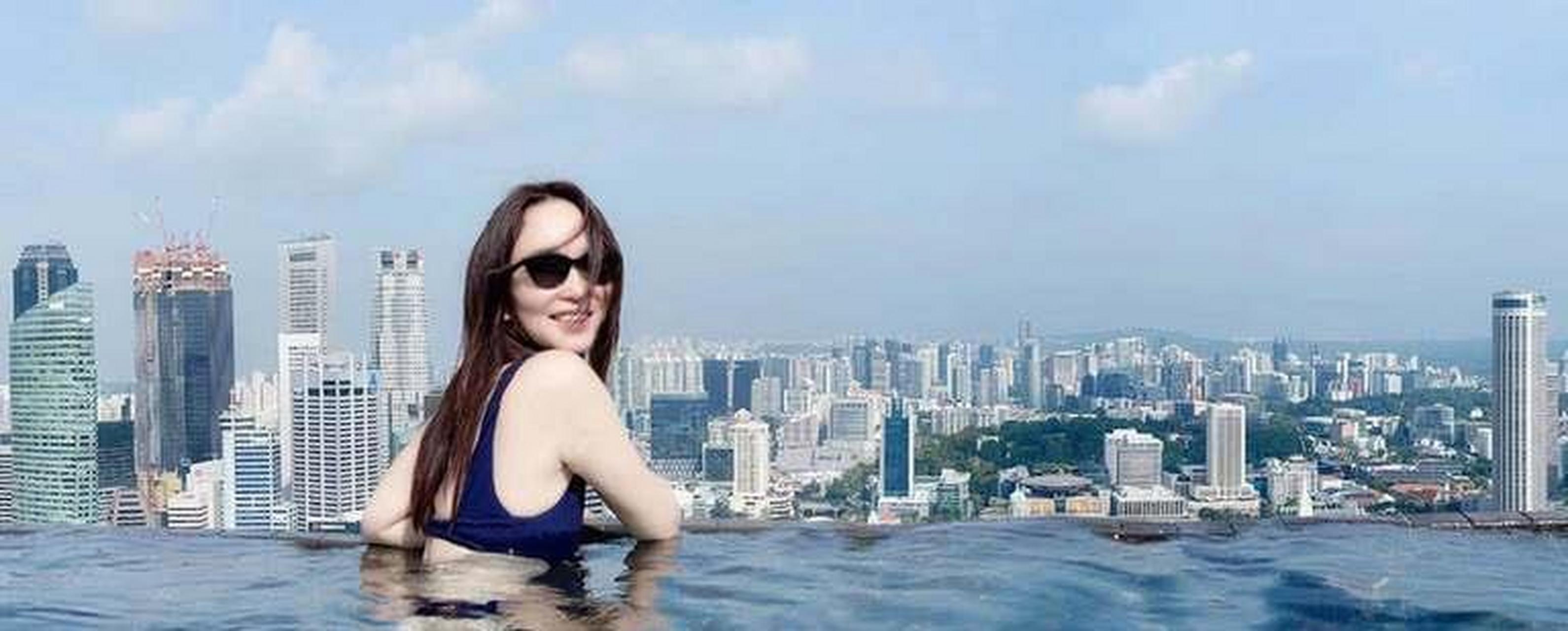 范文芳深v泳衣水中激吻老公!50岁的年龄19岁的身材,网友:尤物