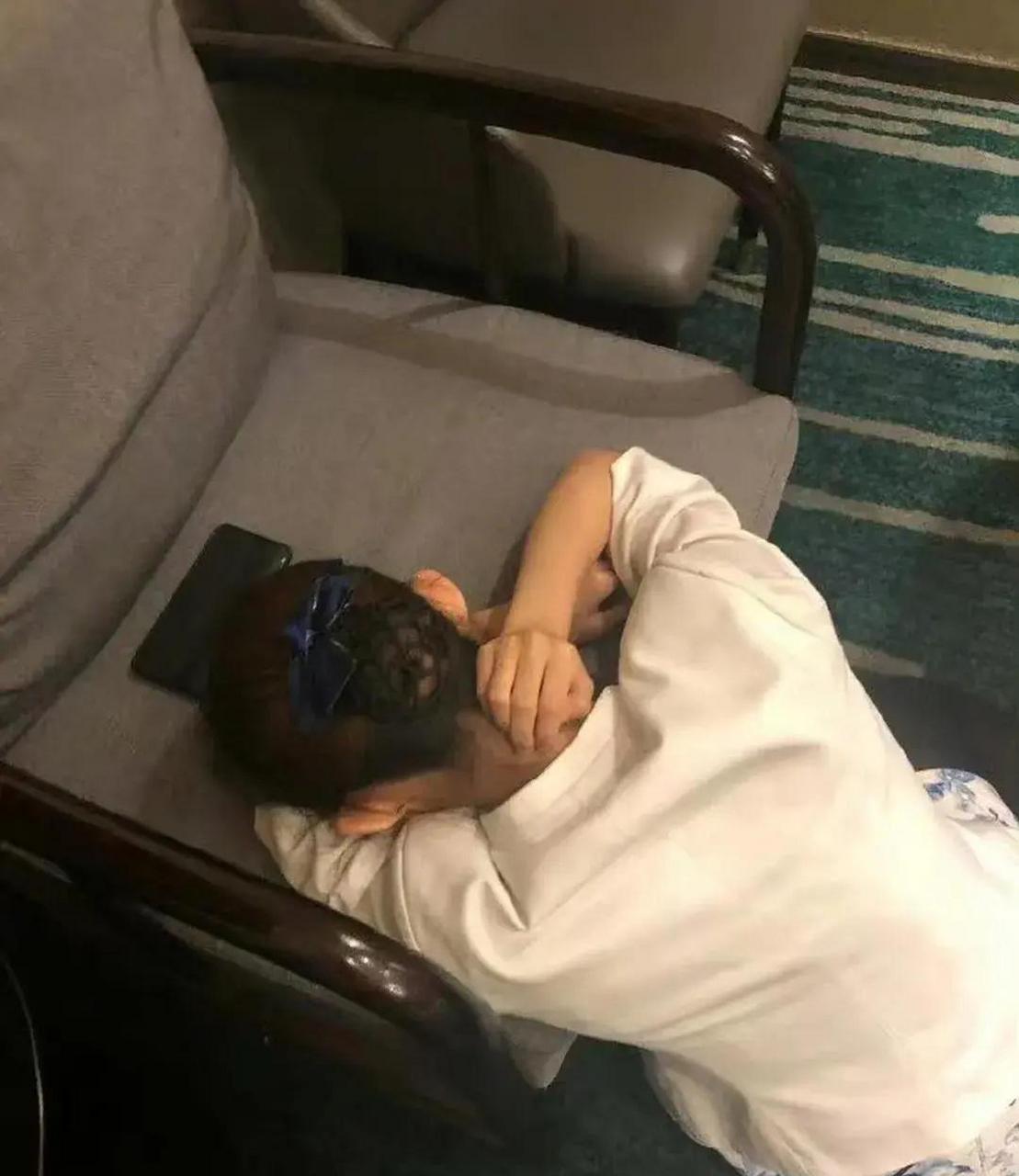 美女累的时候就这么睡着了,如果你看到了会不会有点心疼了