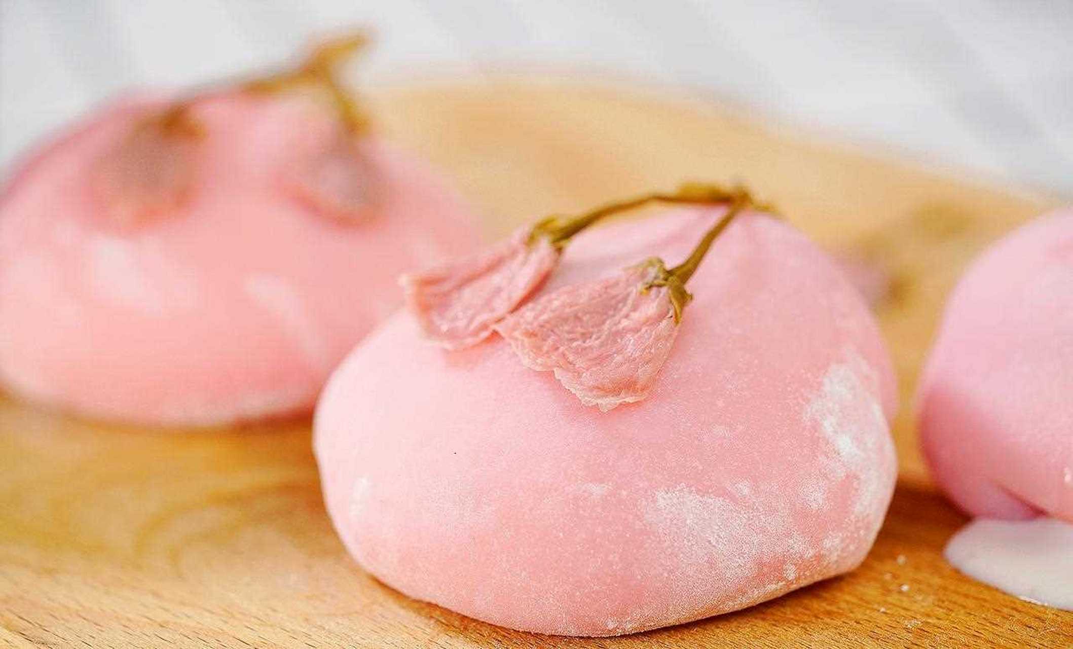 【樱花雪媚娘】樱花粉的糯米皮里,包裹着爽甜的冰淇淋,的鲜草莓,再