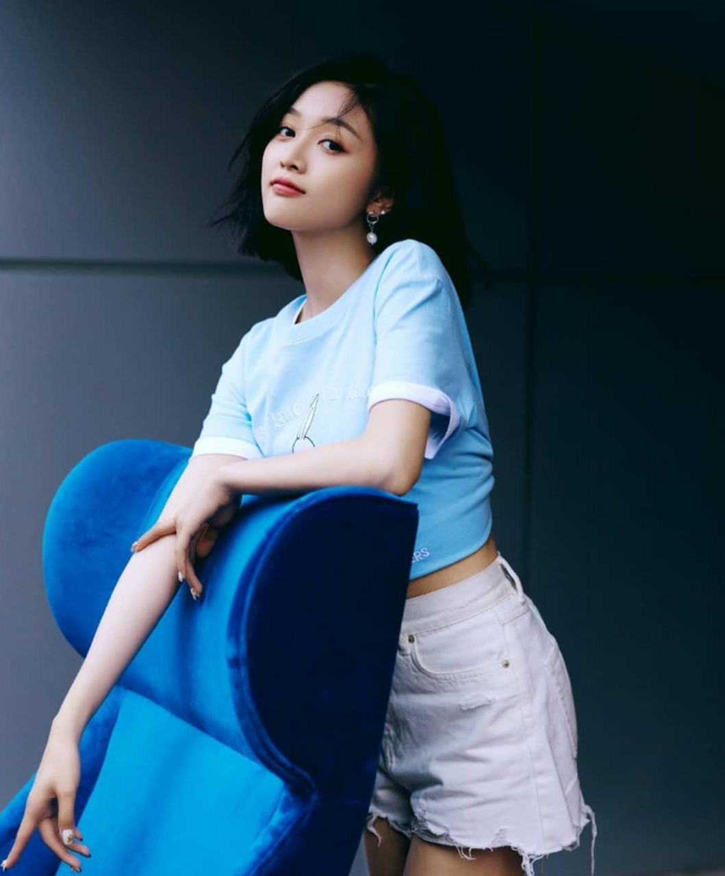 甜美可人的#吴宣仪# 清爽短发配t恤,娇嗔欲滴,美艳动人.