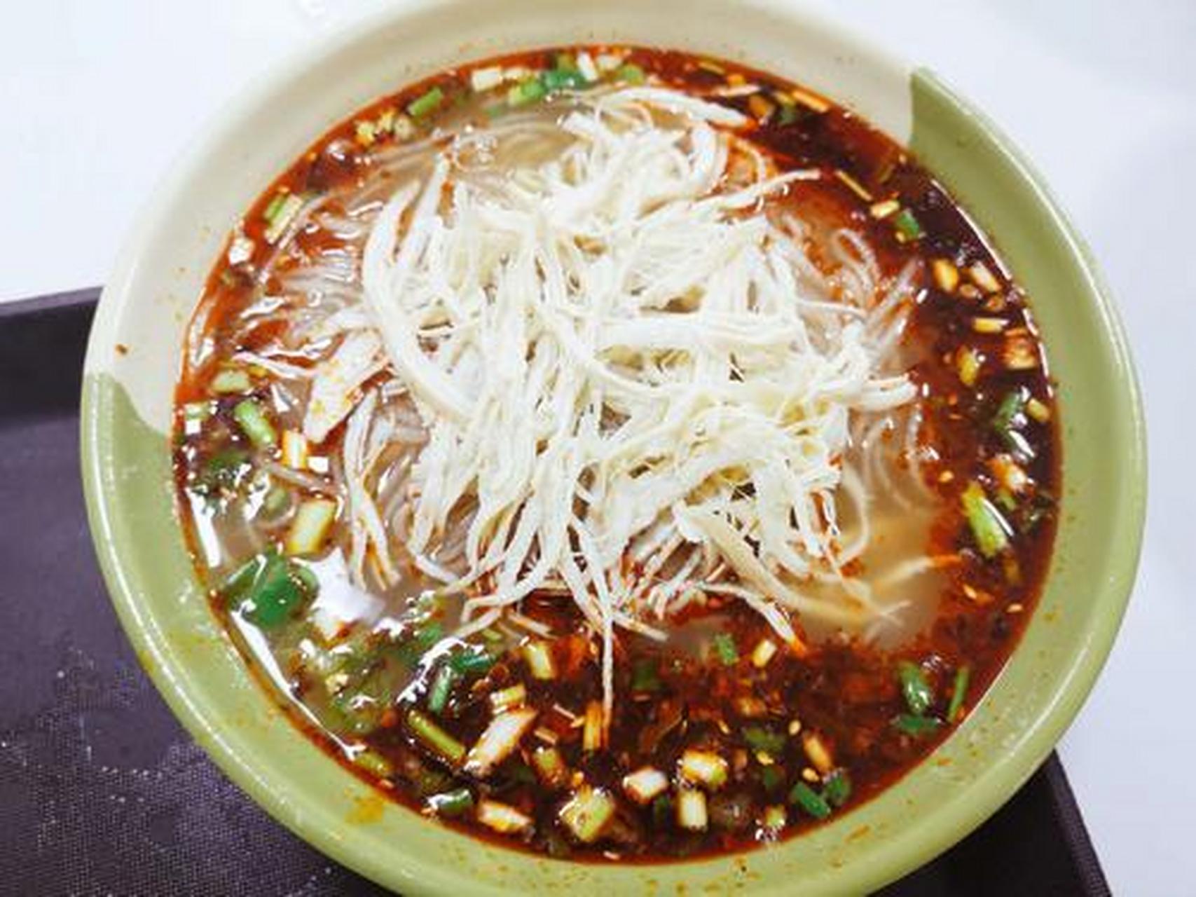 鸡丝粉是北海人的特色美食汤粉之一,受热爱程度极高,由越南华侨从越南