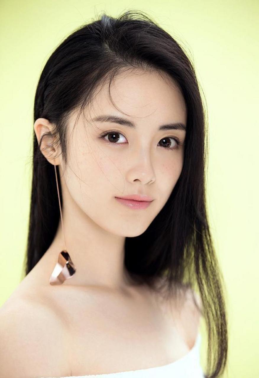 95后女星章乐韵私服真是太好看了,可清新可优雅