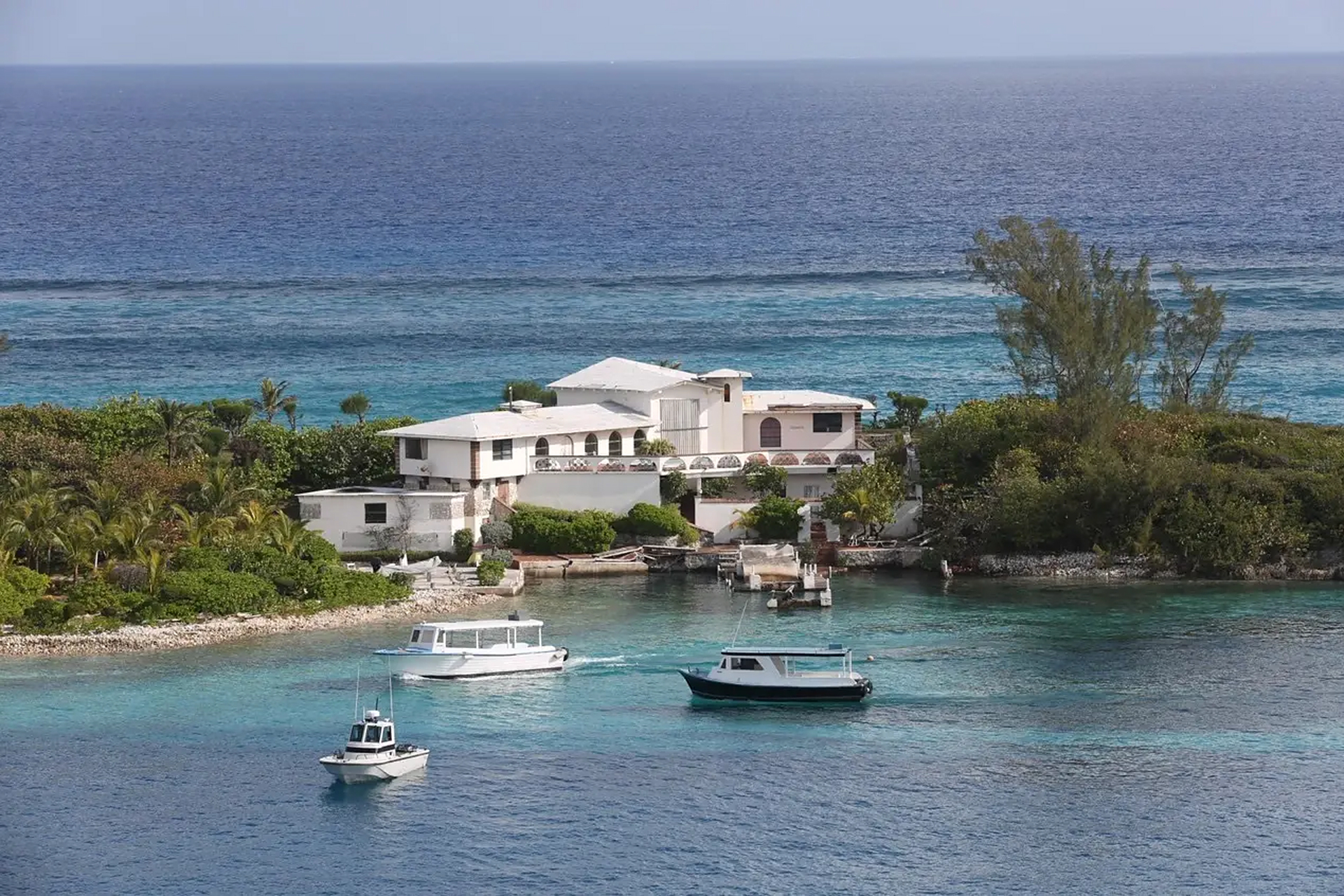 可以说无论是面积还是人口,开曼群岛在加勒比海都不起眼