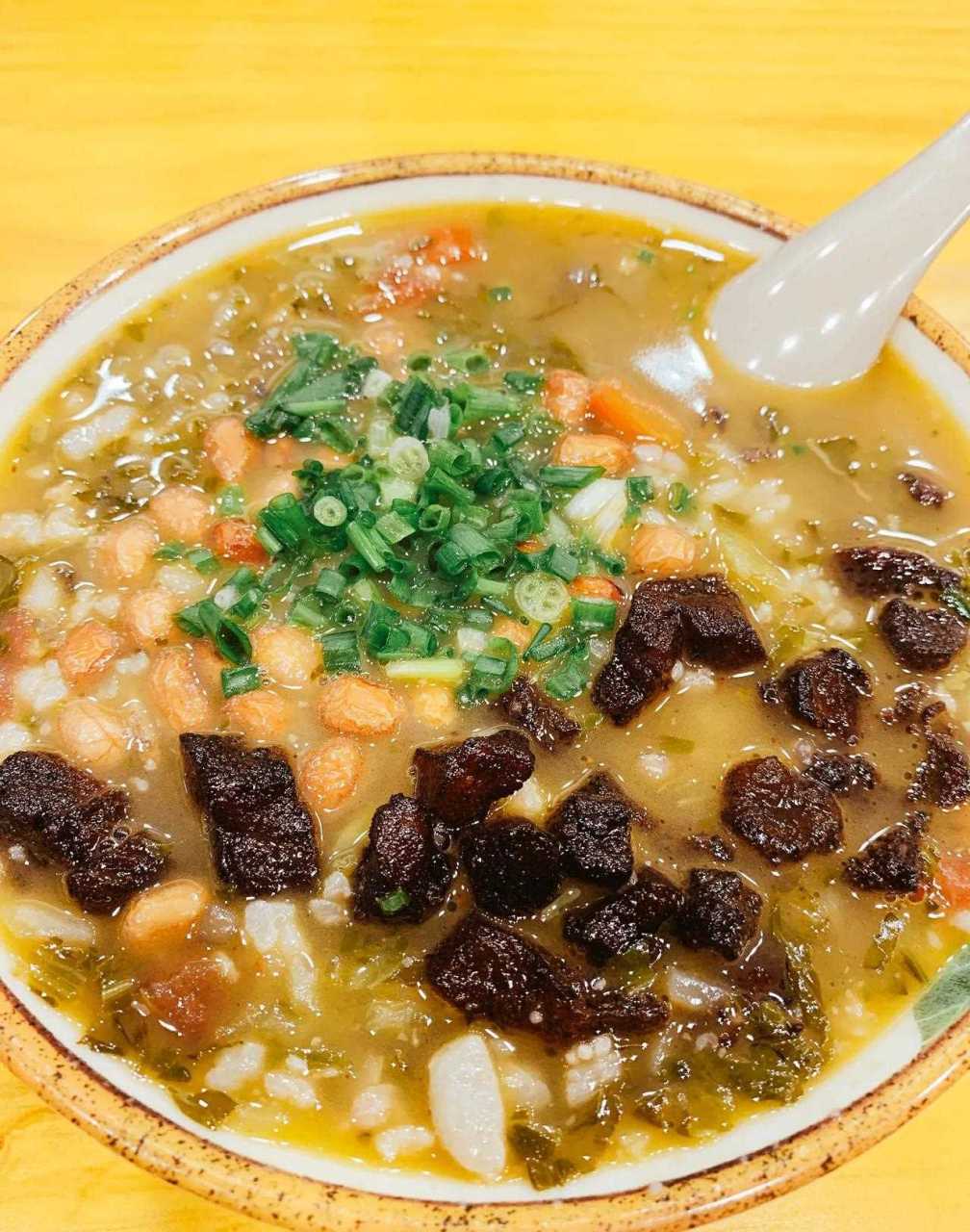 酸汤饭有各式各样的做法,小豆的,四季豆的,酸菜的,酸汤的……天气太热