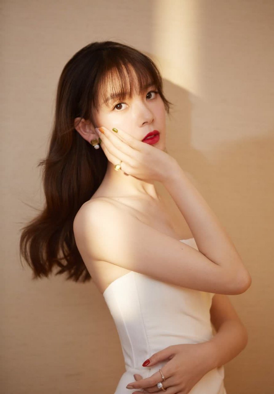 张予曦和陈瑶同款eva lendel白裙,你选谁的演绎风格呢?