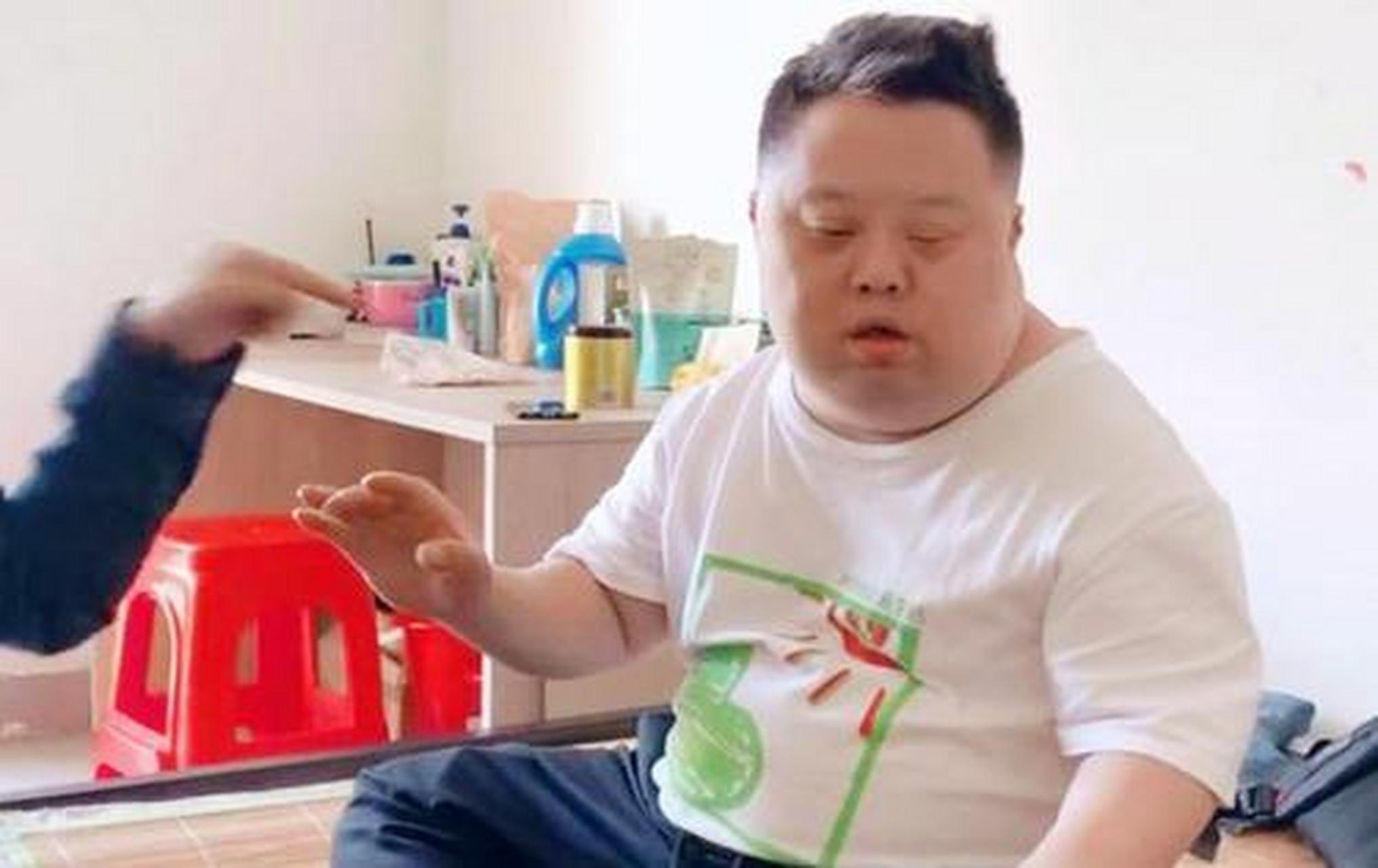 "天才指挥家"舟舟:妹妹坚持为他养老,但他却抗拒待在她身边