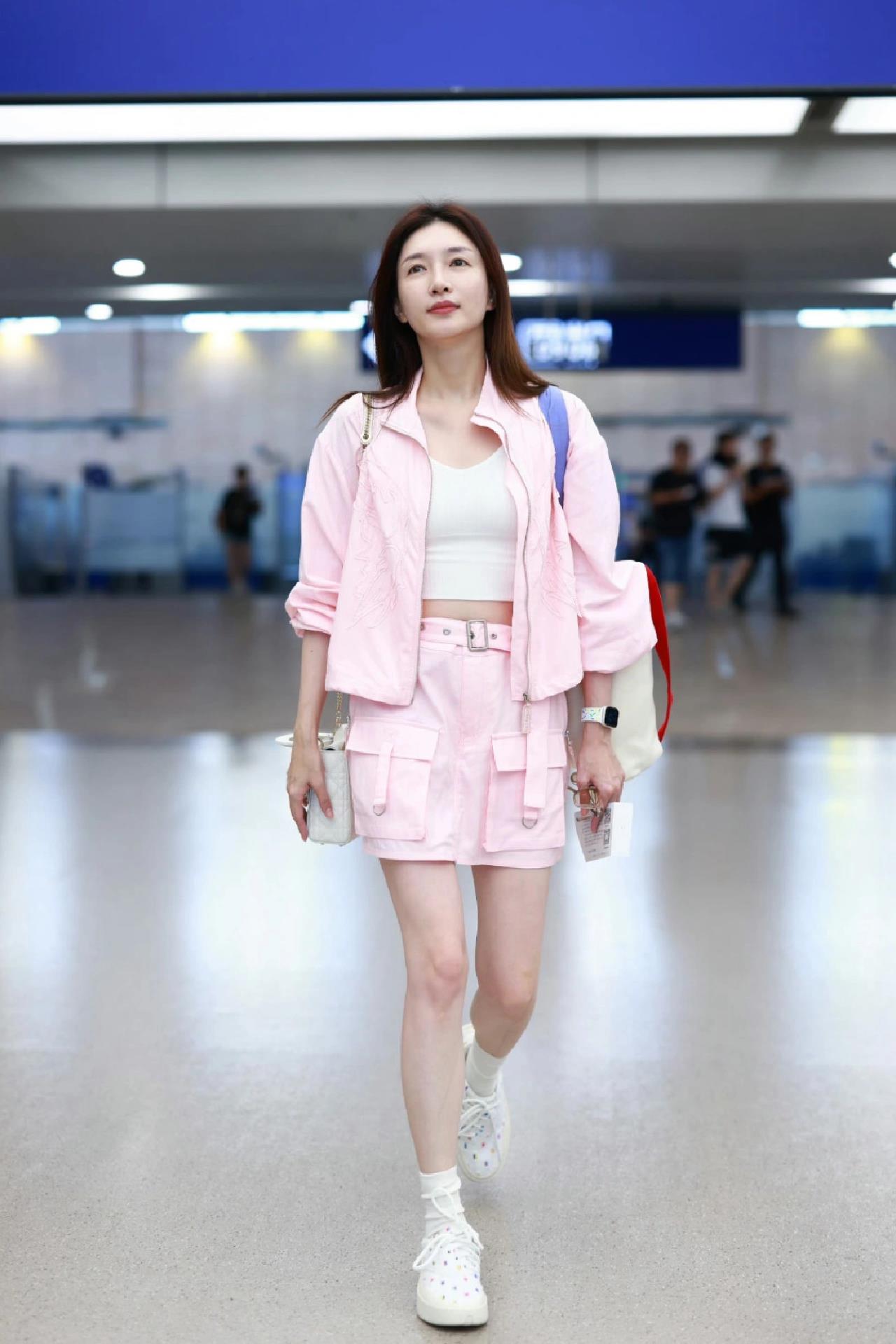 江疏影素颜女神的粉色系穿搭来啦 江疏影机场街拍,粉色工装短裙套装