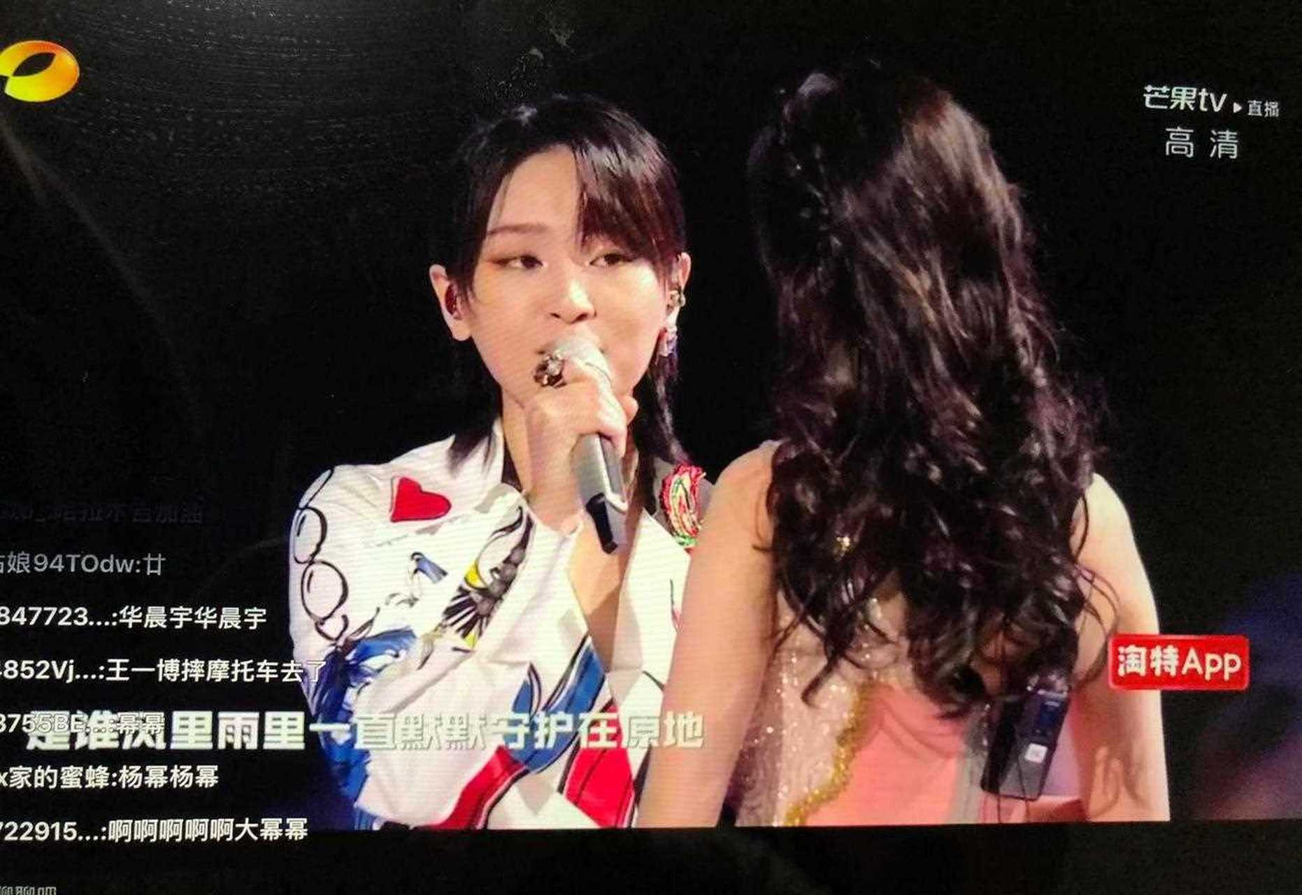 杨幂两次送吻周笔畅,两人同框合唱好甜,是真友谊没差了,锁死这对闺蜜