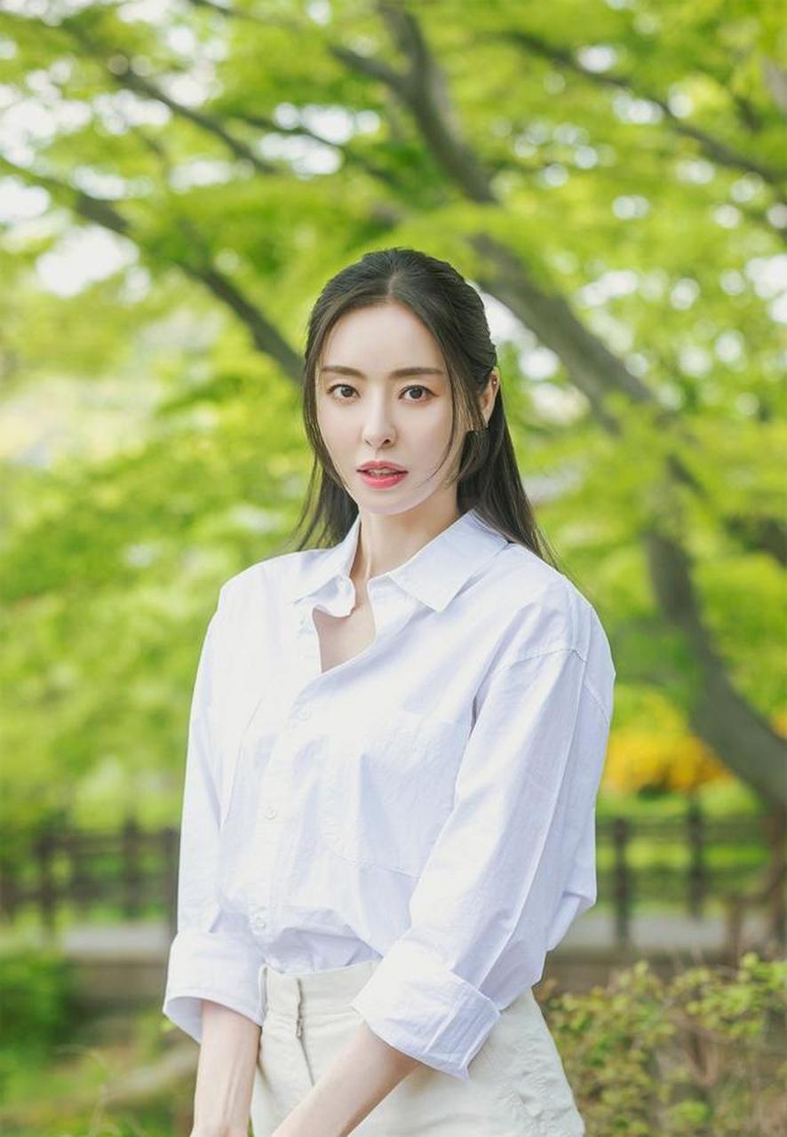 韩国女星李多熙,唯美写真照,肤白貌美,身材曼妙,清纯而性感