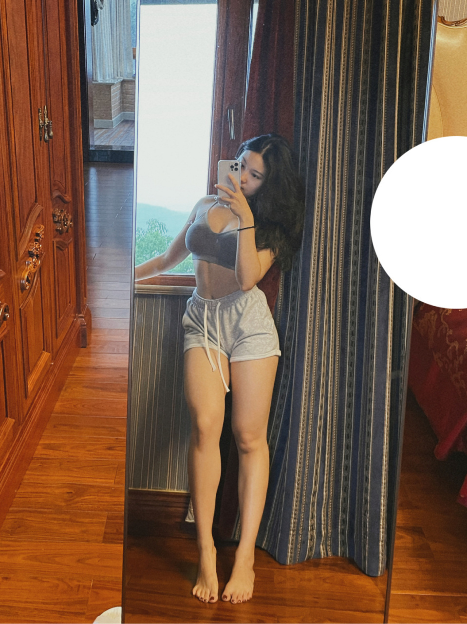 章泽天大长腿太迷人,身穿"无痕裤"彰显女性魅力,太有气质了 照片上的