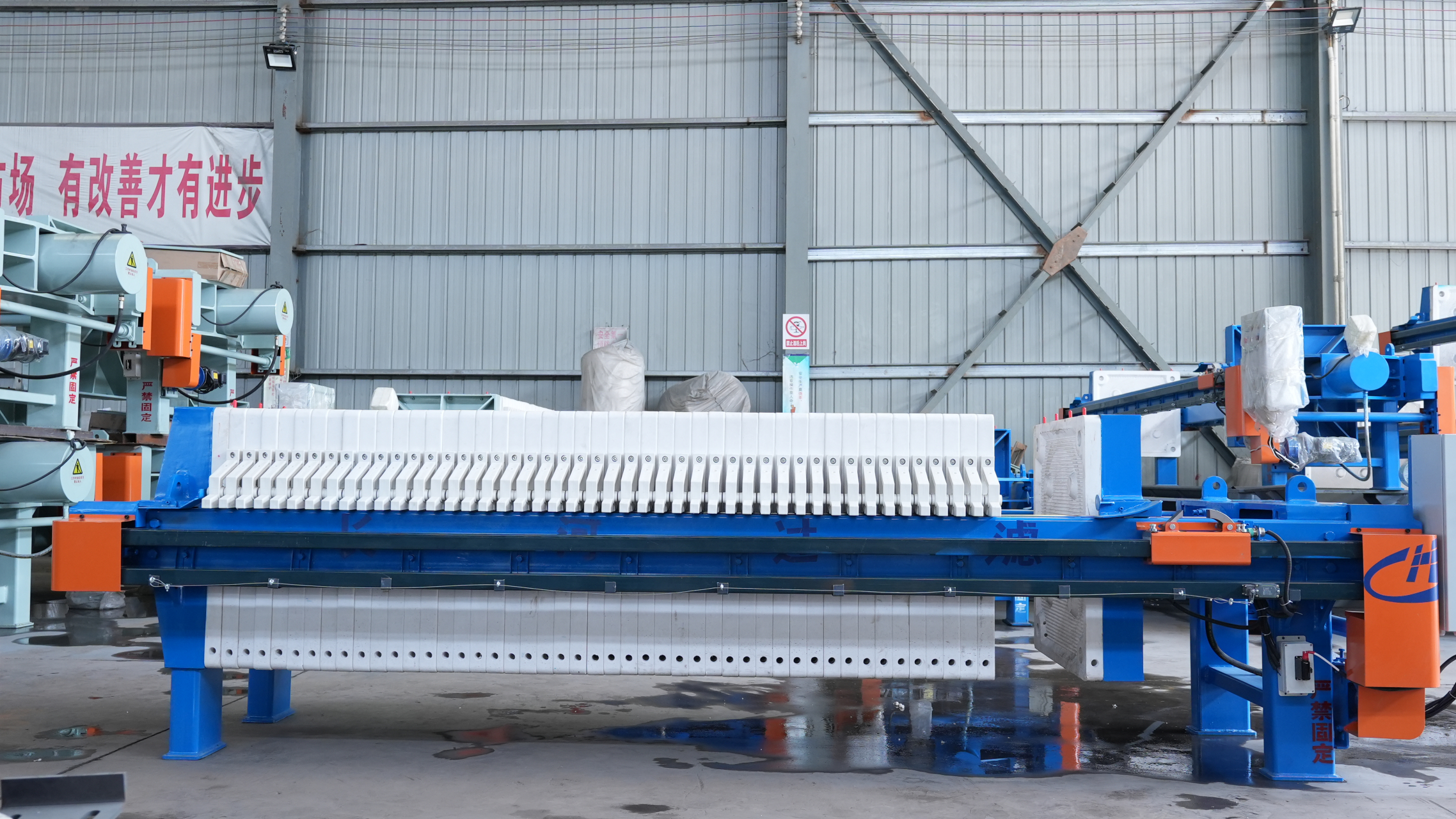 板框式压滤机是由交替排列的滤板和滤框共同构成一组滤室.