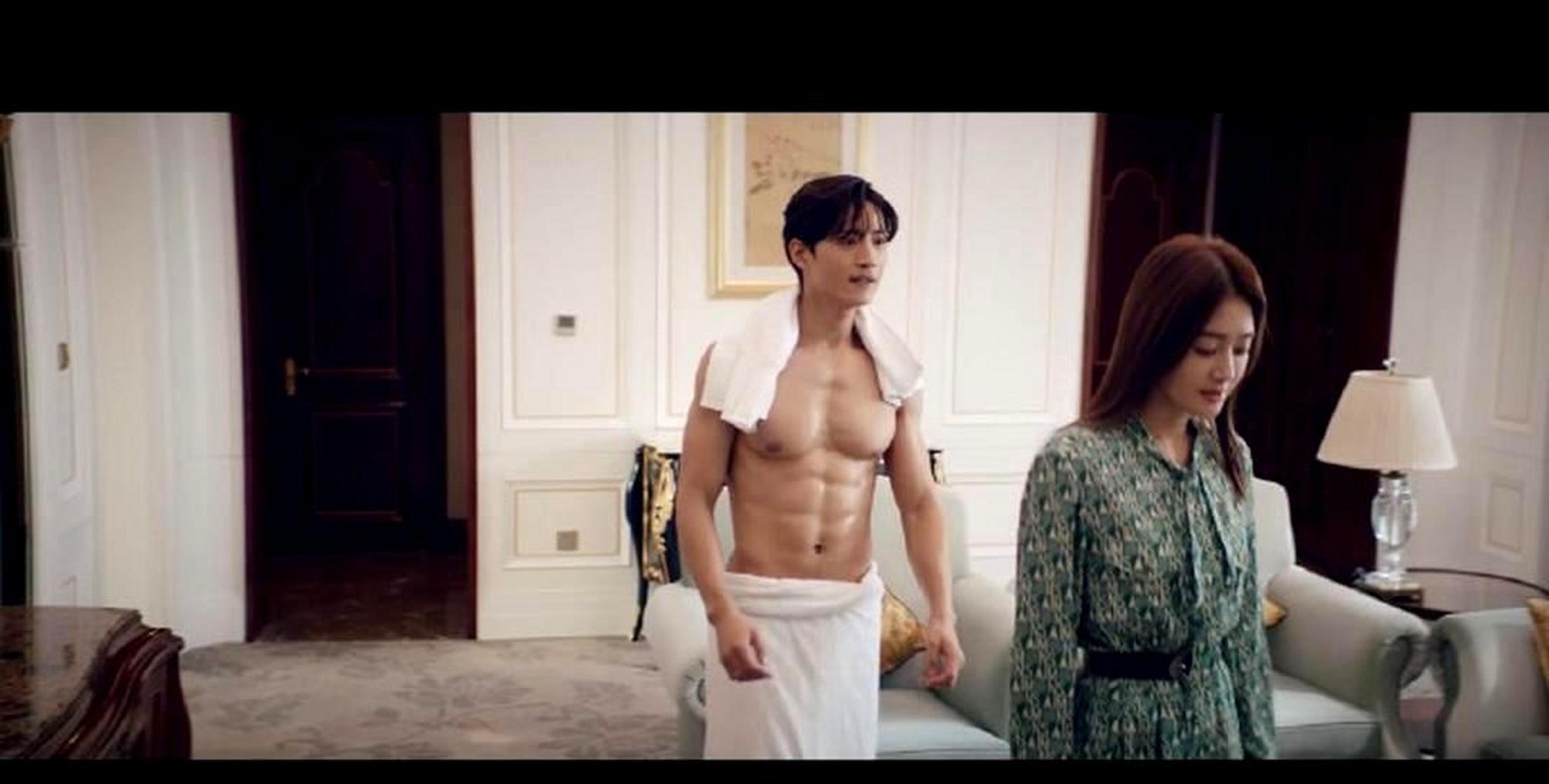 张峻宁展示肌肉线条,果然不愧是你,大胆秀出来让我们大饱眼福,这身材