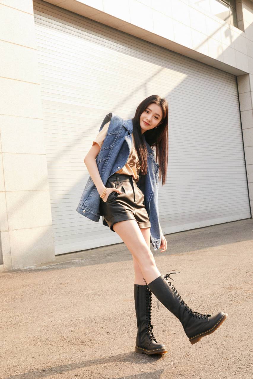 刘浩存晒牛仔马甲造型写真 长发飘逸清纯可人,美腿吸睛!#刘浩存