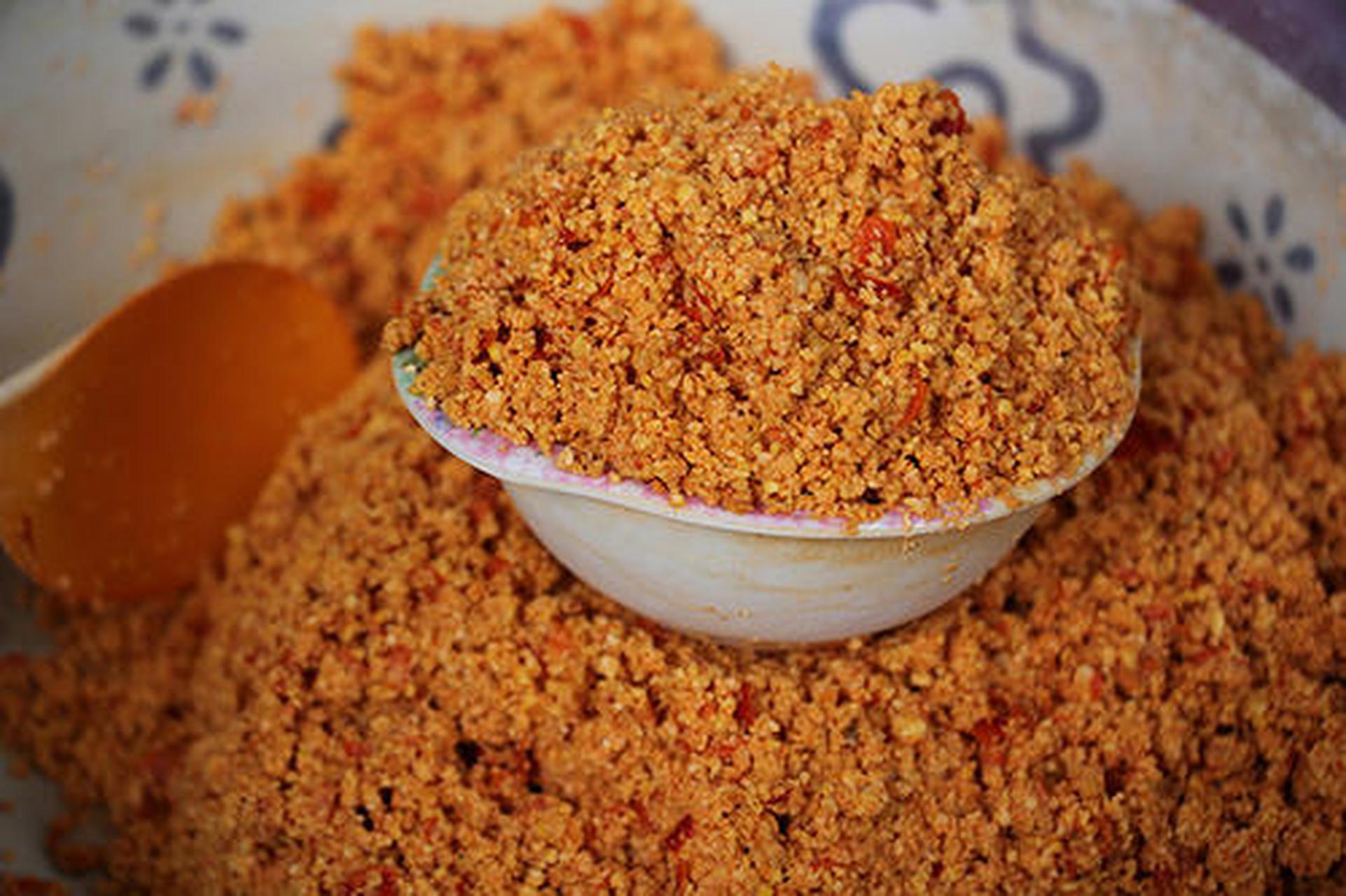 糯米扎辣子是用辣椒和糯米粉制作而成的,颜色艳红,清香四溢,酸辣可口