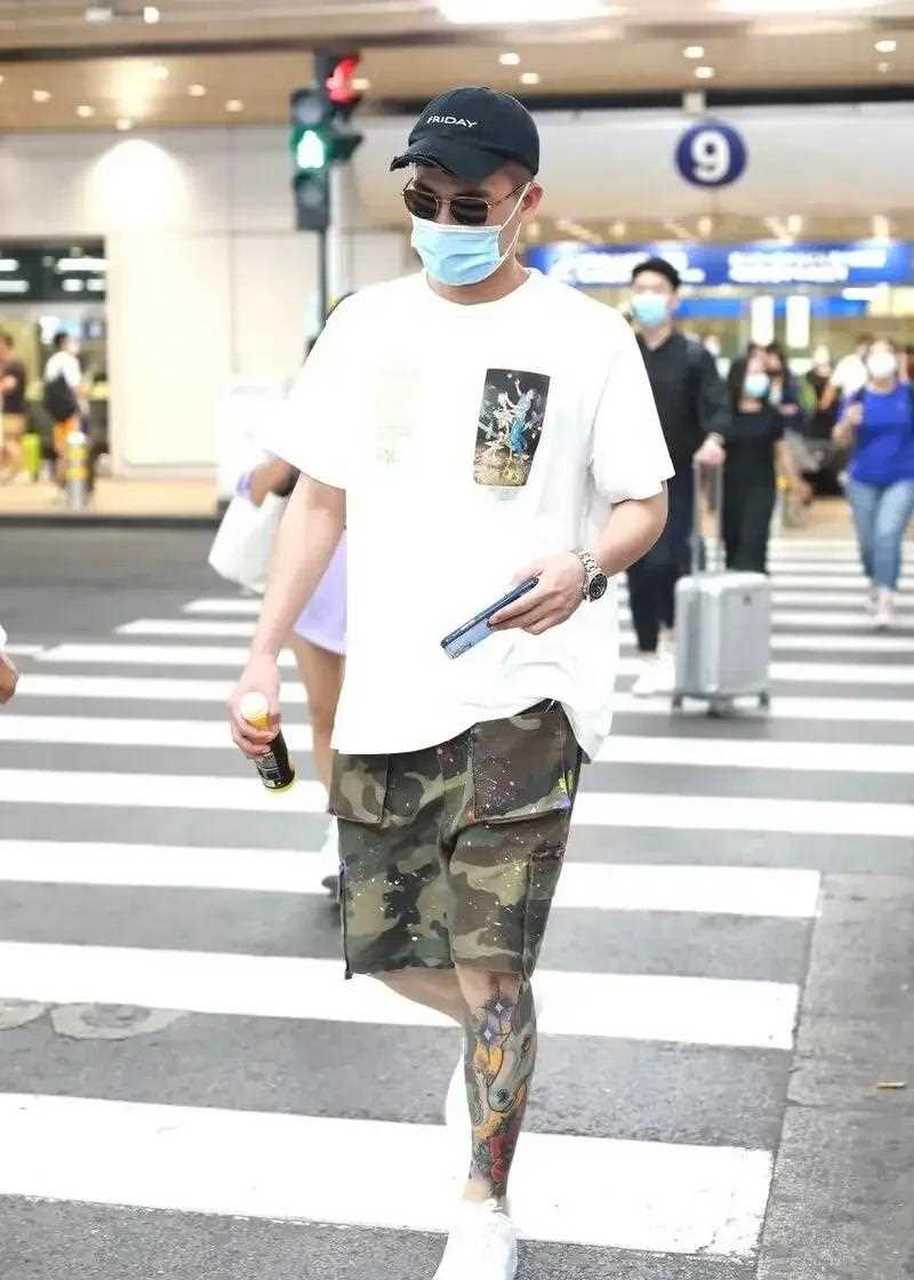 「欧豪」酷炫的一身迷彩搭配,配合这纹身有点狂野不羁啊,趁没结束