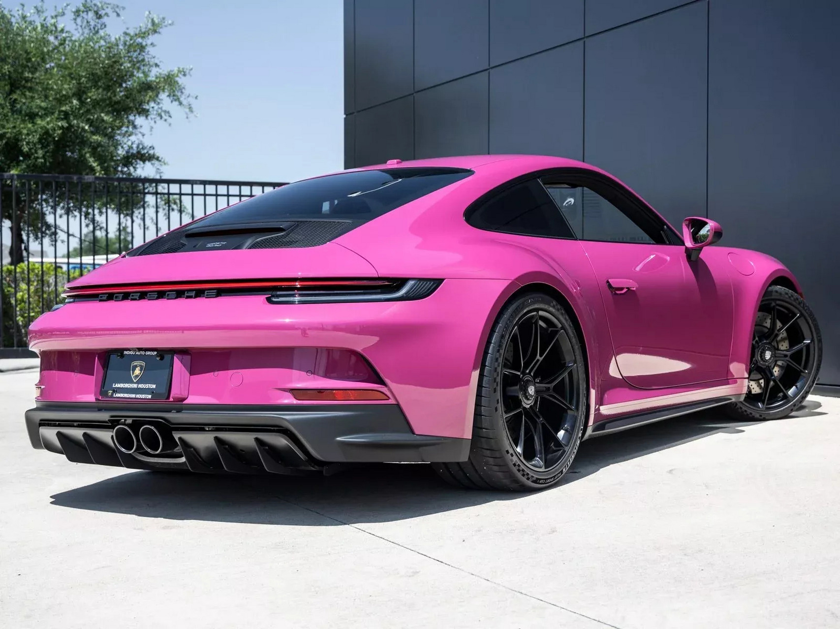 这台亮粉色保时捷911 gt3 touring的总行驶里程才 250 英里(402 公里)