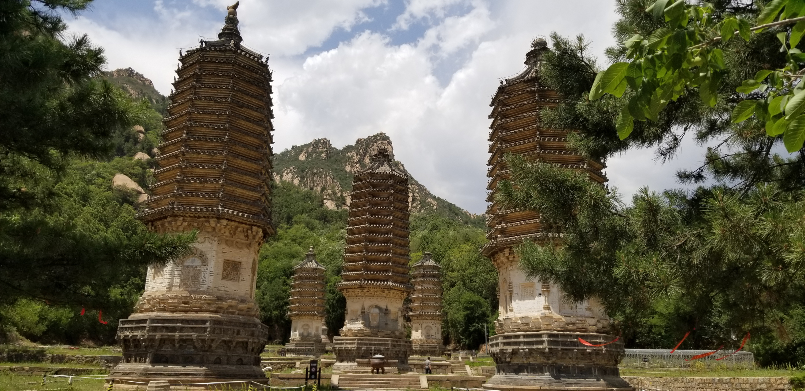 北京昌平有个银山塔林景区,是4a级景区.主要景观是塔林.