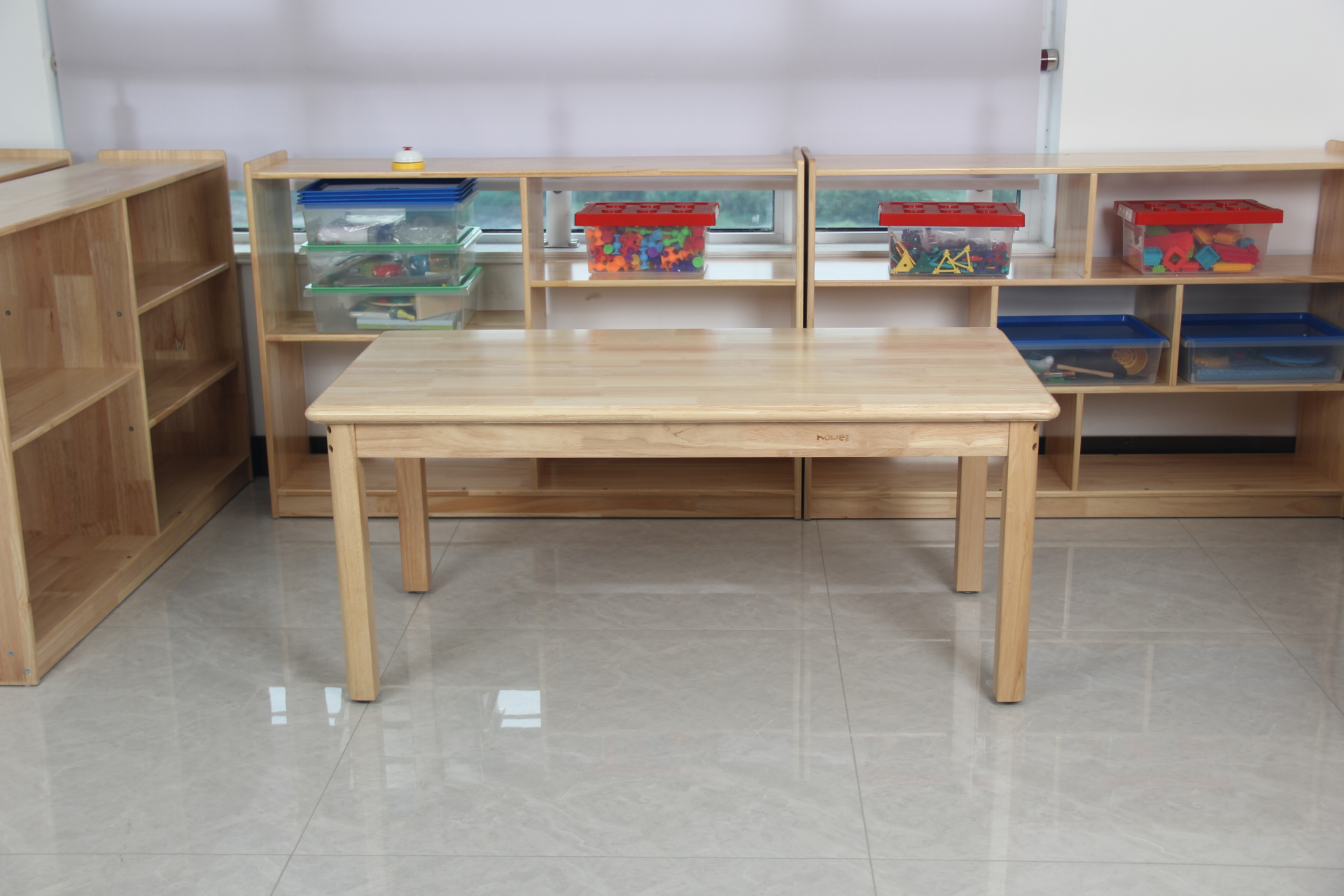 实木幼教桌,幼儿园教室课桌椅,常用的标准六人桌,长方形桌子.