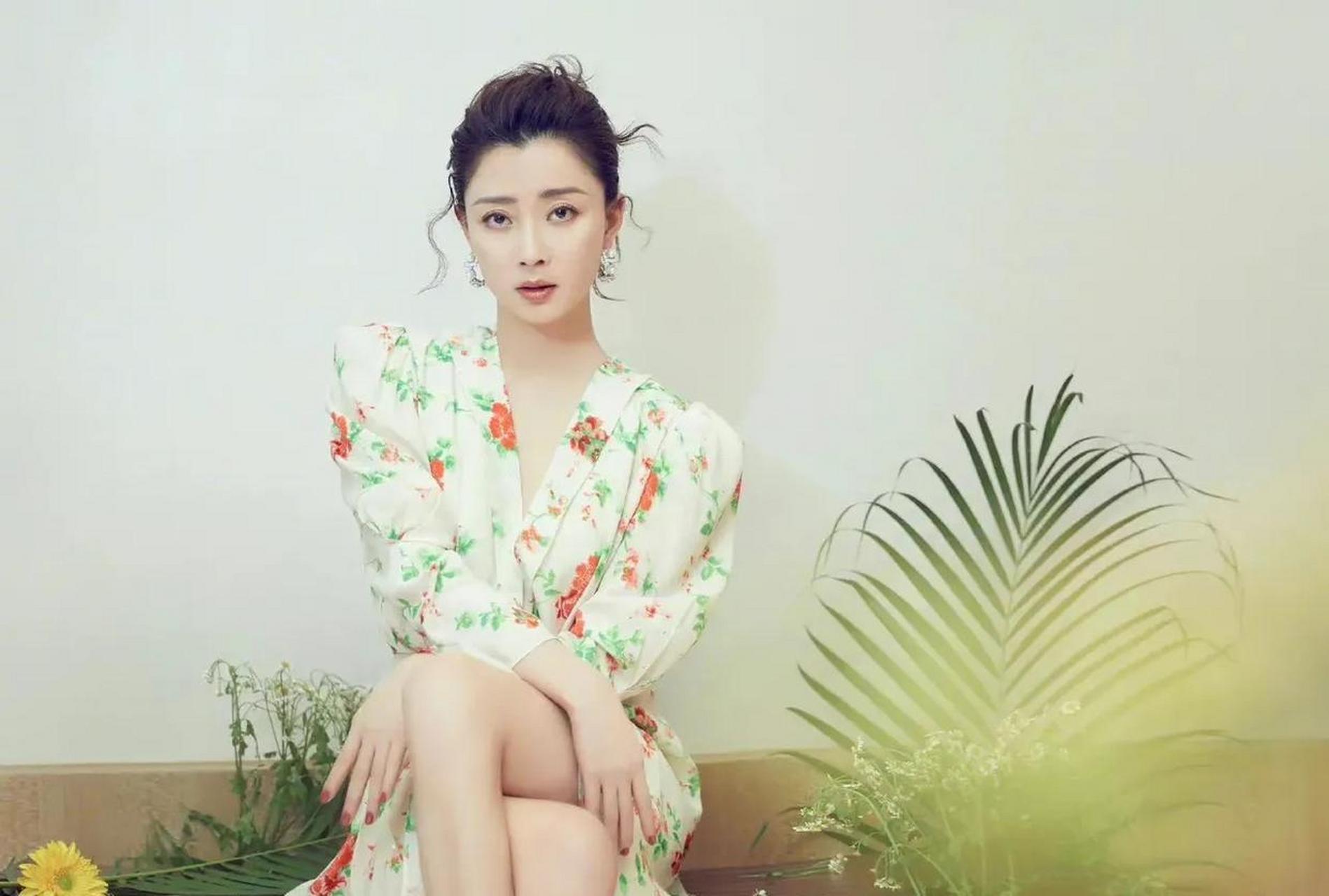 殷桃碎花裙造型太好看了吧,演技棒,颜值也在线