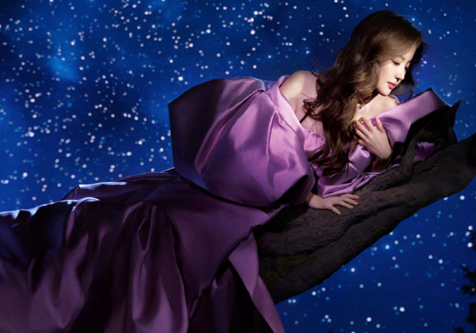 刘亦菲为迪士尼电影《星愿》的女主亚莎中文配音,身穿紫色高定礼服